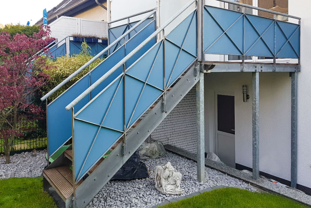 In Mülheim realisierte die Edelstahlschlosserei Nappenfeld einen Balkon mit HPL-Platten, verzinktem Geländer und Sichtschutzscheibe.