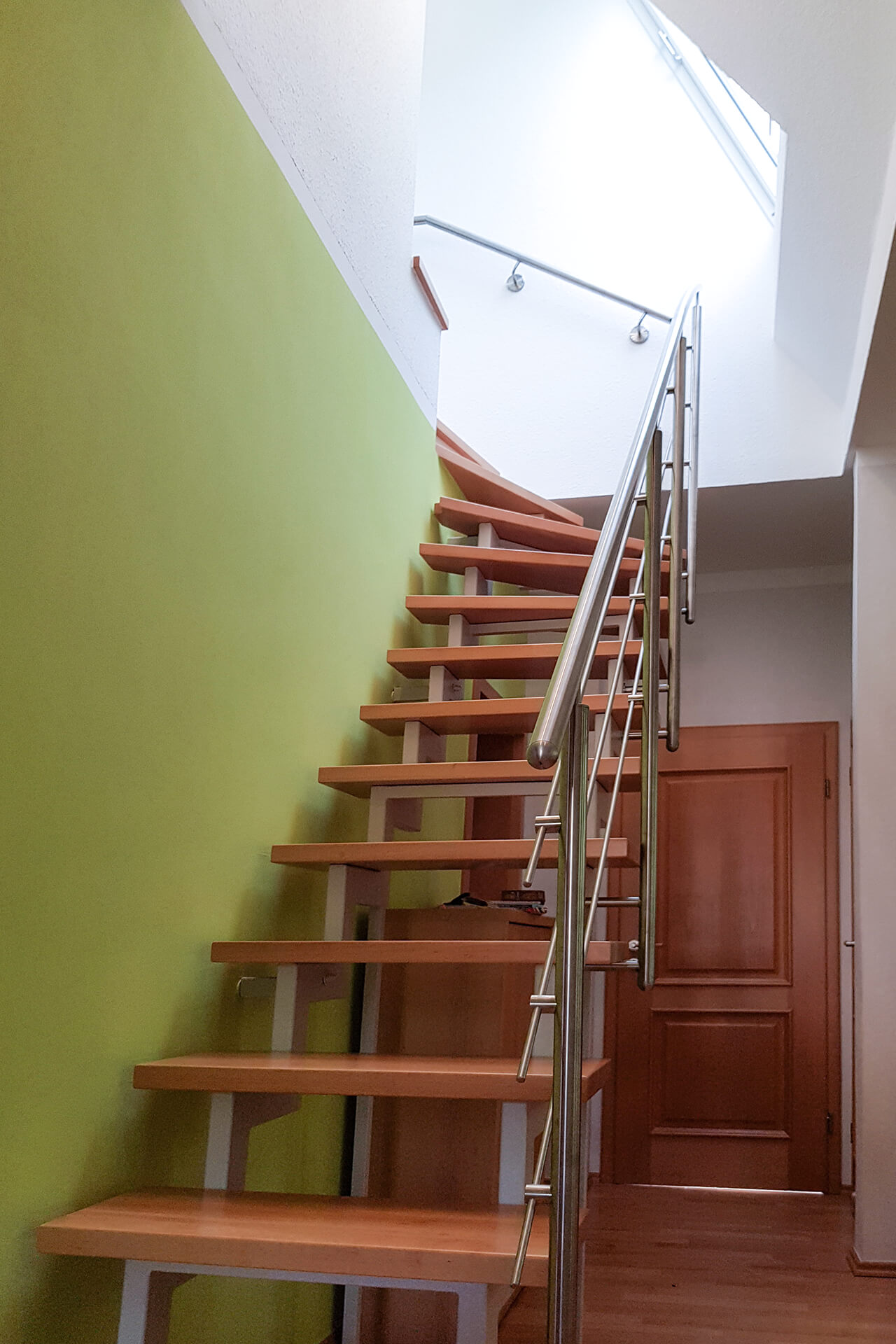 Für ein Mehrfamilienhaus in Mühlheim konzipierte und realisierte die Edelstahlschlosserei Nappenfeld aus Mülheim eine neue, fünfzehnstufige Treppe aus edlem Holz