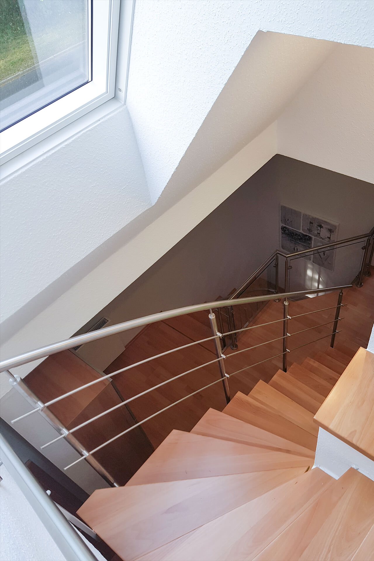 Für ein Mehrfamilienhaus in Mühlheim konzipierte und realisierte die Edelstahlschlosserei Nappenfeld aus Mülheim eine neue, fünfzehnstufige Treppe aus edlem Holz