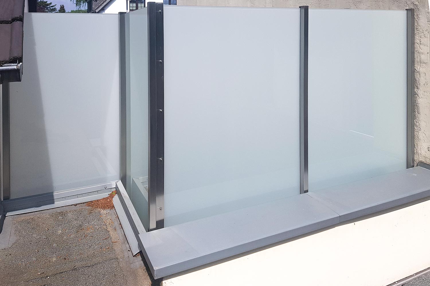 Trennwand aus Edelstahl & Glas, geplant und gebaut von der Edelstahlschlosserei Nappenfeld aus Mühlheim