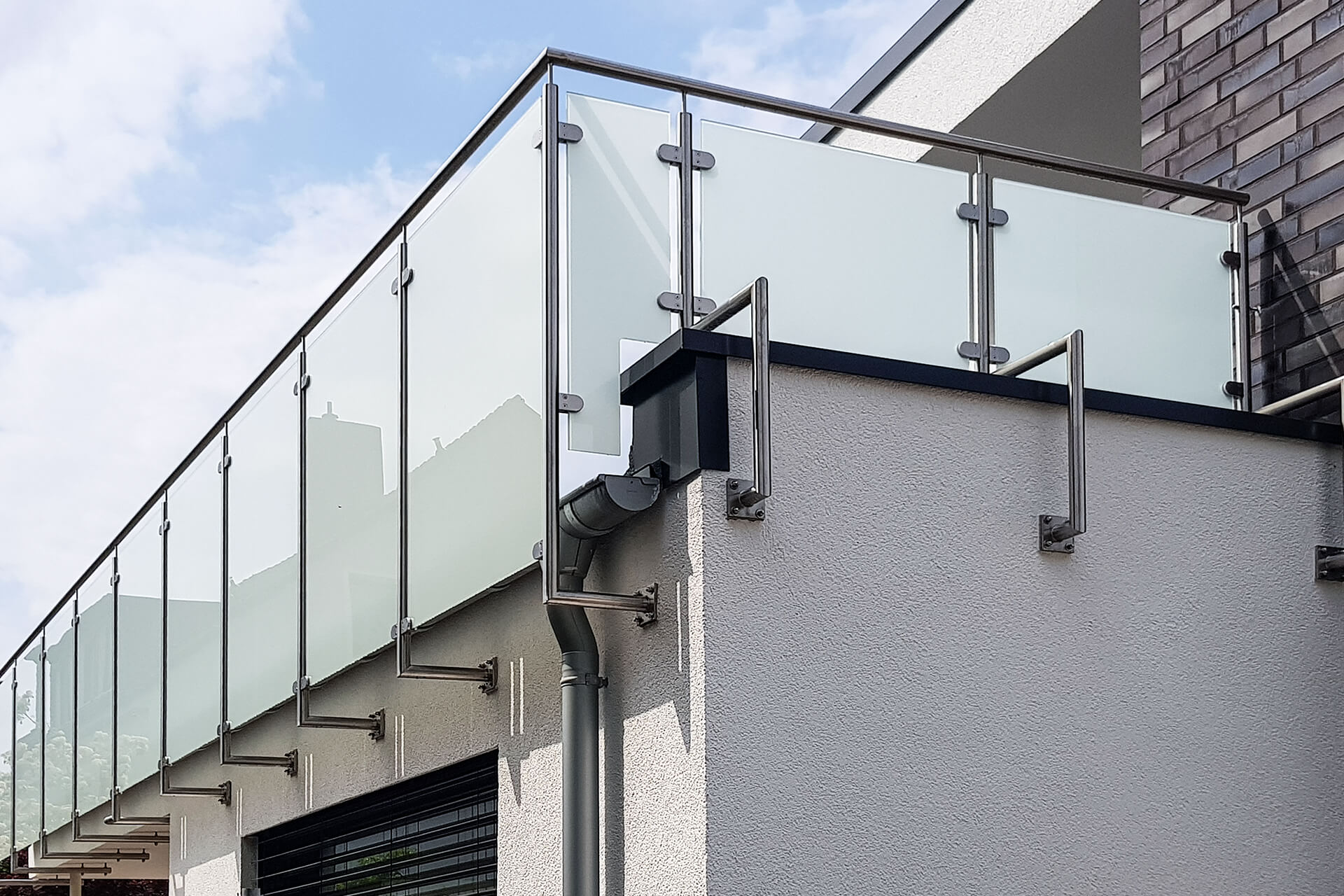 In Oberhausen montierte die Edelstahlschlosserei Nappenfeld aus Mühlheim ein neues Balkon-Geländer aus Edelstahl mit Sicherheitsglas
