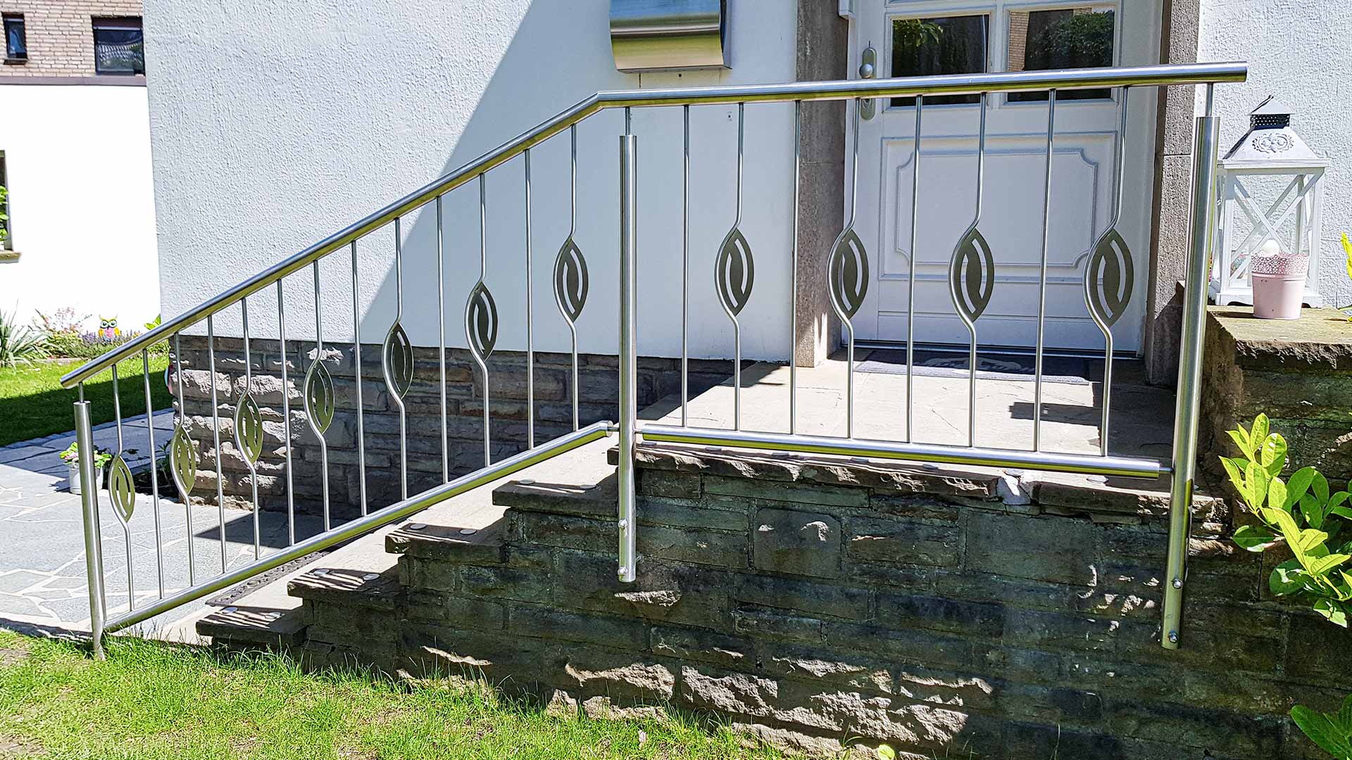 Der Edelstahlexperte Nappenfeld aus Mühlheim fertigte ein Edelstahl-Geländer für eine alte Sandstein-Treppe
