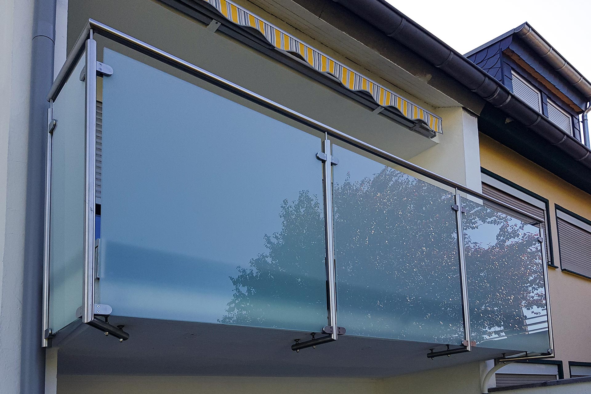 In Duisburg hat die Edelstahlschlosserei Nappenfeld aus Mühlheim einen Balkon mit neuem Edelstahl-Geländer inklusive Sichtschutzglas verschönert.