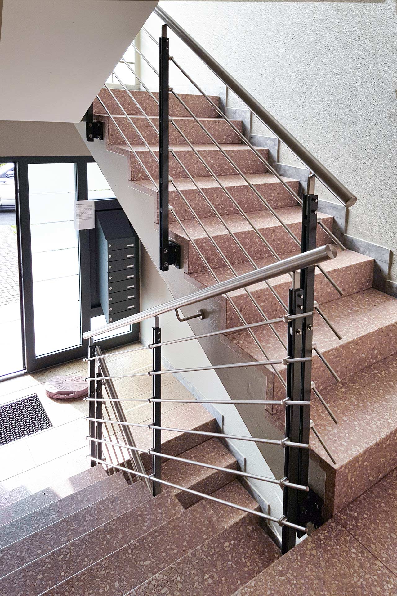 Edelstahlschlosserei Nappenfeld aus Mühlheim plant, fertigt und montiert Treppengeländer aus Edelstahl in einem Mehrfamilienhaus in Dortmund