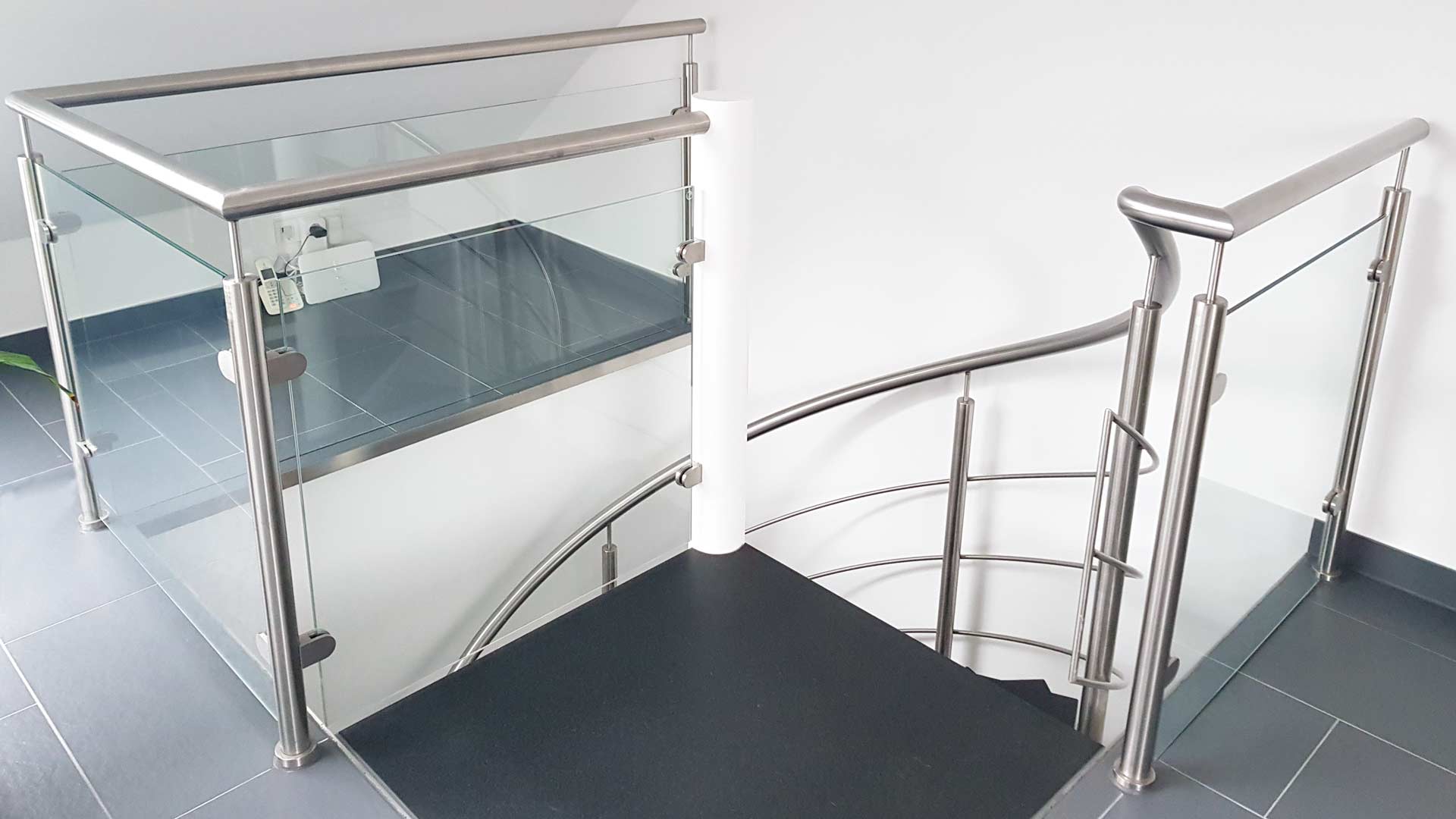 In diesem Haus in Essen erhielt die alte Treppe einen modernen Look, denn die Edelstahlschlosserei Nappenfeld aus Mühlheim montierte ein Edelstahl-Geländer mit Sicherheitsglas