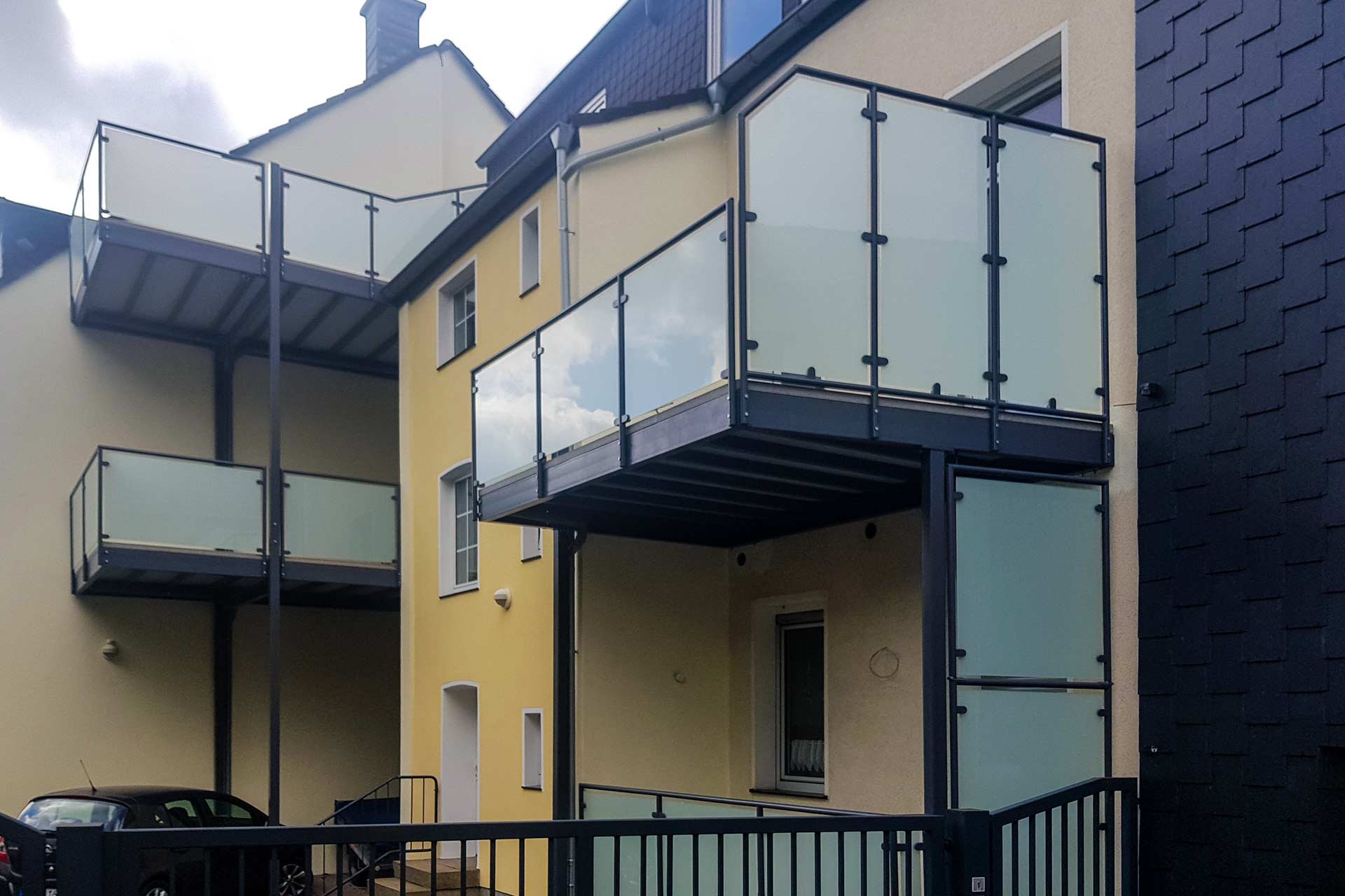 Wie man auch auf engem Raum ästhetisch ansprechende Lösungen findet, zeigt der Balkonbau-Spezialist Nappenfeld aus Mühlheim in Essen. Dort montierte das Unternehmen zwei Balkontürme.