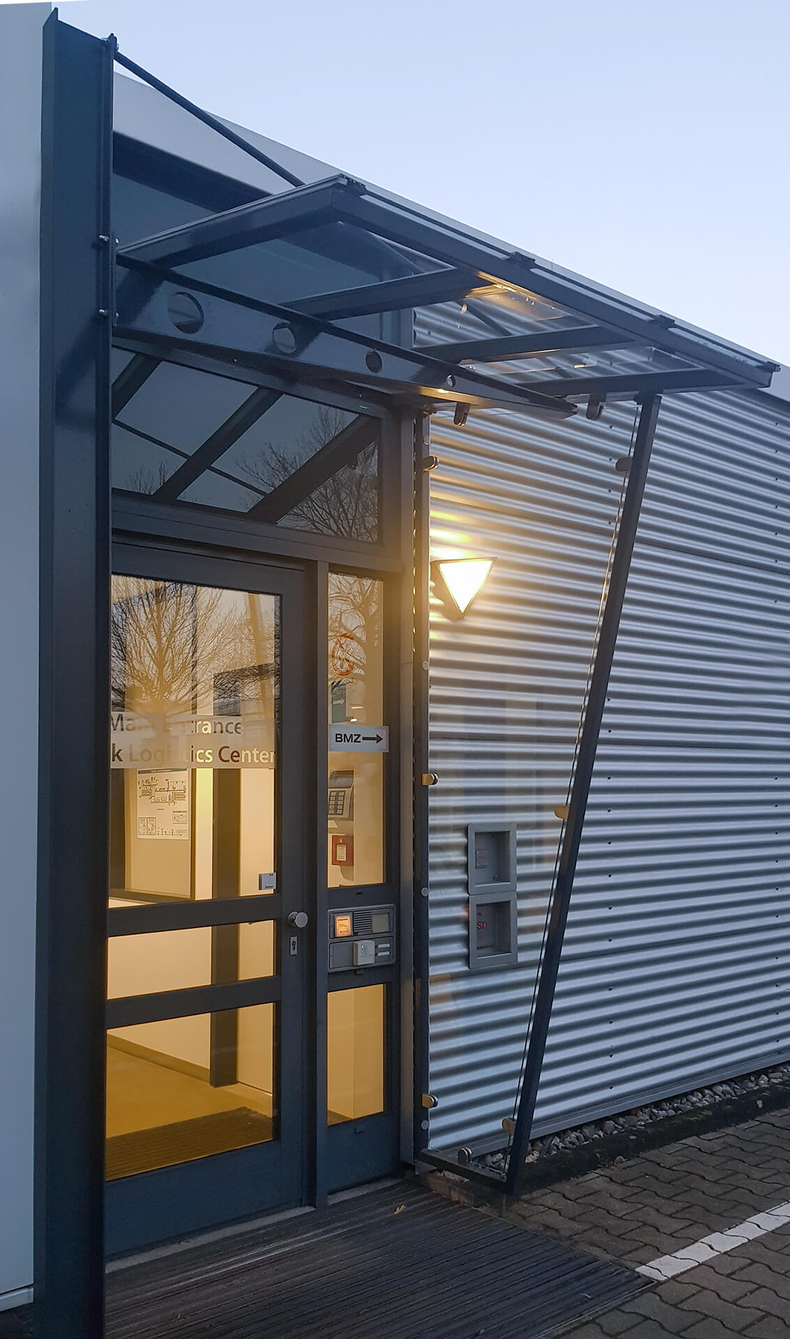 Vordach für Unternehmen von der Edelstahlschlosserei Nappenfeld aus Mühlheim entworfen, gefertigt und montiert