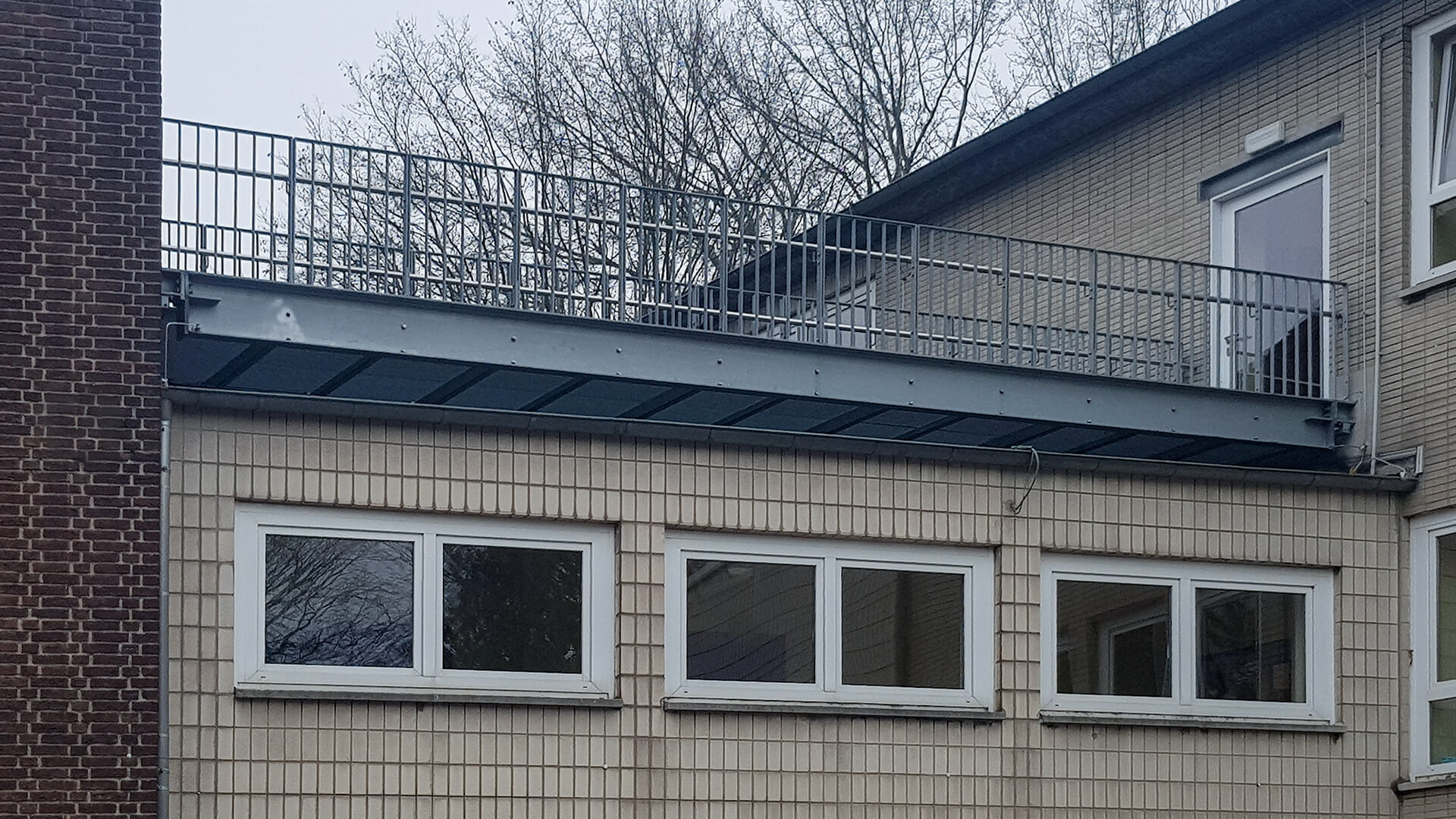 Rettungsweg aus Stahl in Duisburger Schule, geplant und umgesetzt von der Edelstahlschlosserei Nappenfeld aus Mühlheim