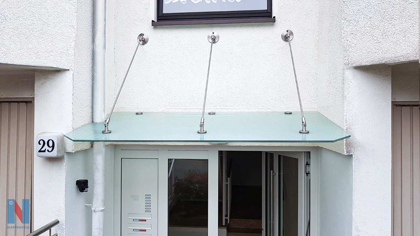 Schutzdach aus Sicherheitsglas in Essen, konzipiert und ausgestattet von der Edelstahlschlosserei Nappenfeld aus Mühlheim