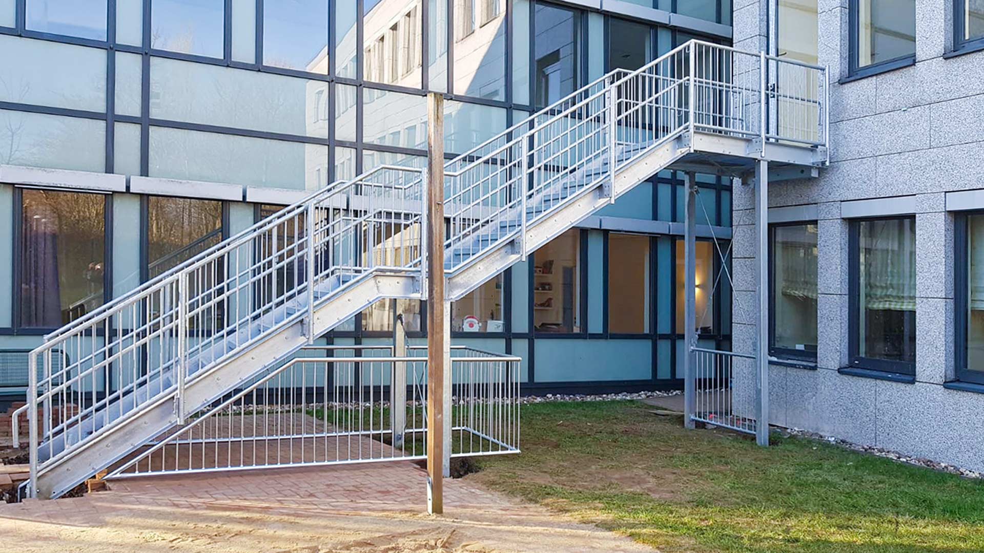 Neue Flucht-Treppe, geplant und konstruiert von der Edelstahlschlosserei Nappenfeld aus Mühlheim