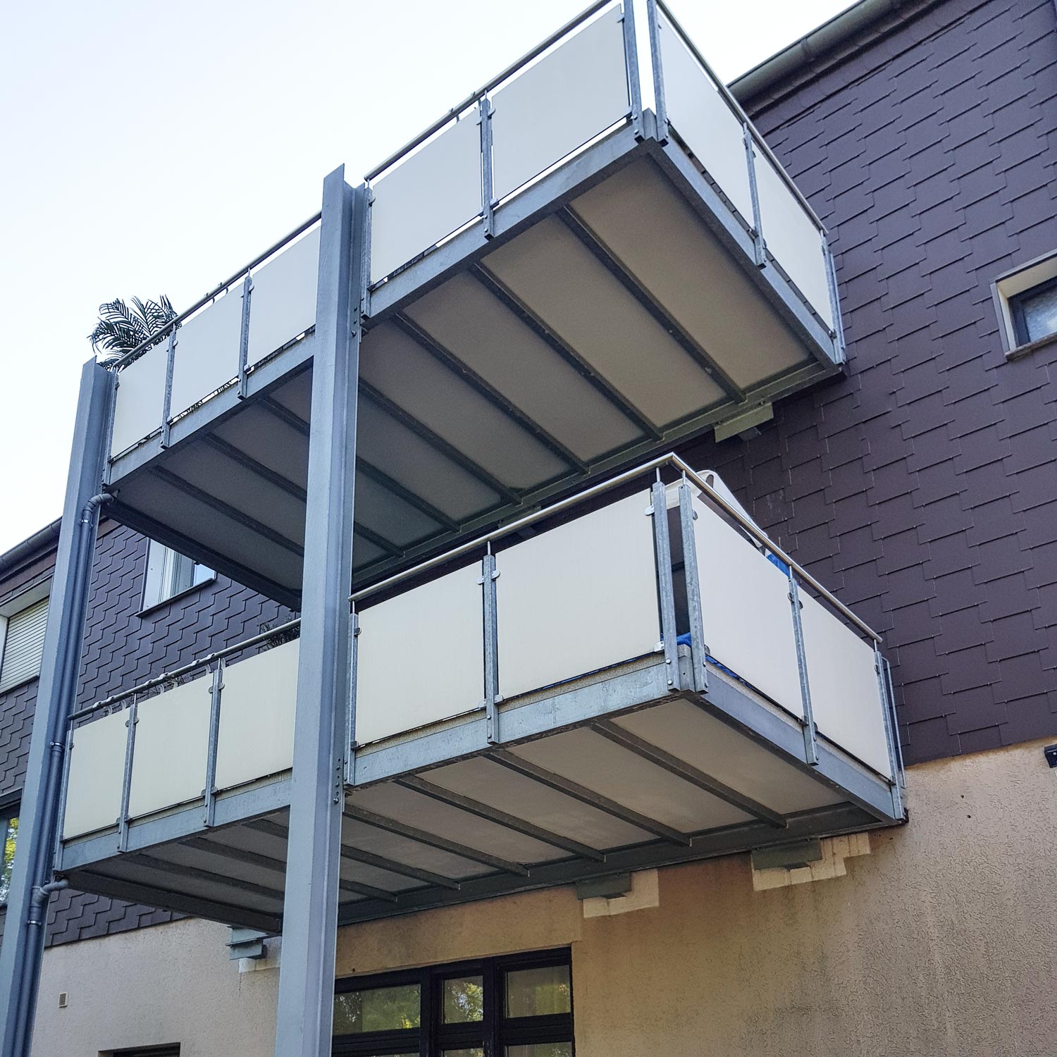 Neue Balkone in Oberhausen, geplant und realisiert von der Edelstahlschlosserei Nappenfeld aus Mühlheim