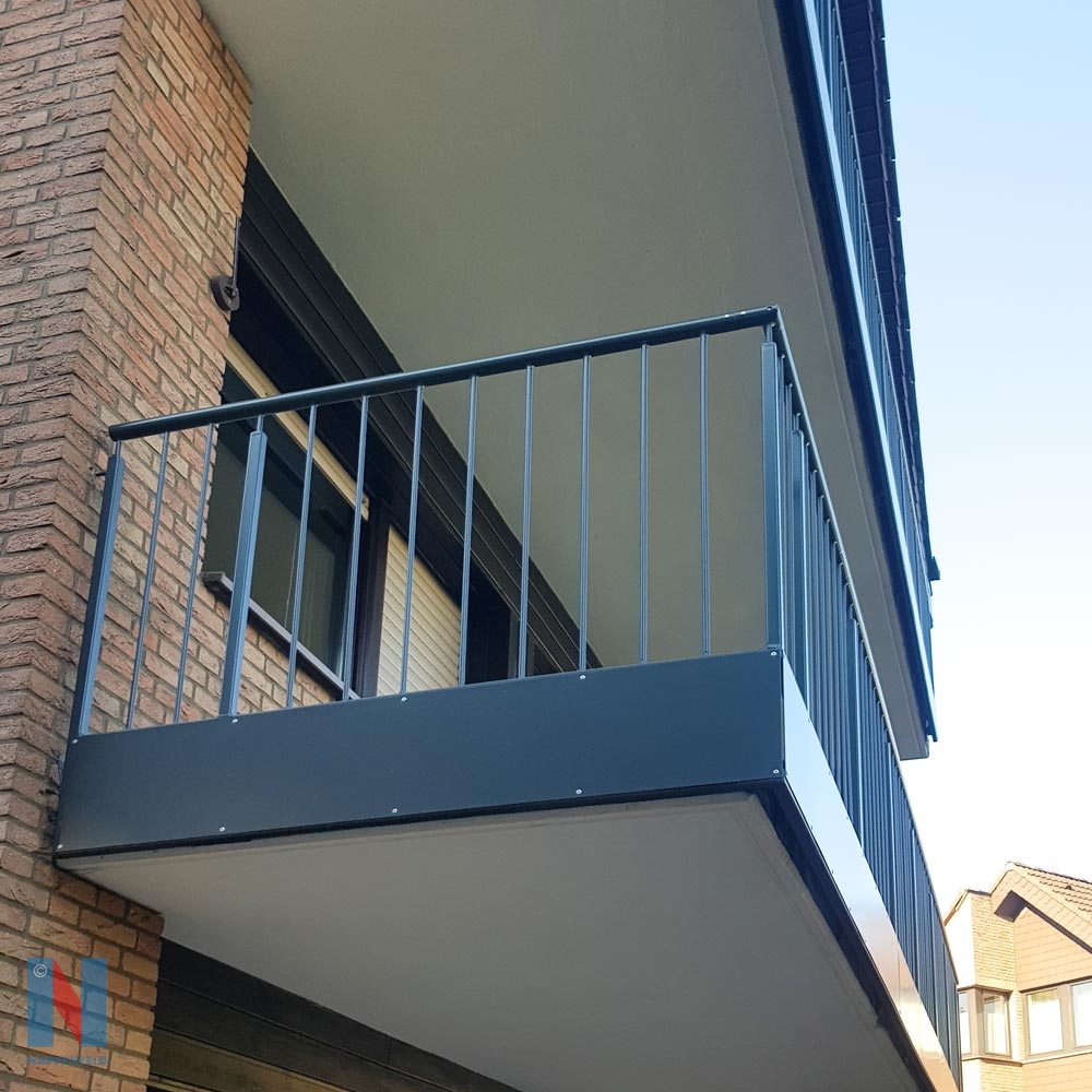 Neue Balkongeländer in Essen, konzipiert und umgesetzt von der Edelstahlschlosserei Nappenfeld aus Mühlheim
