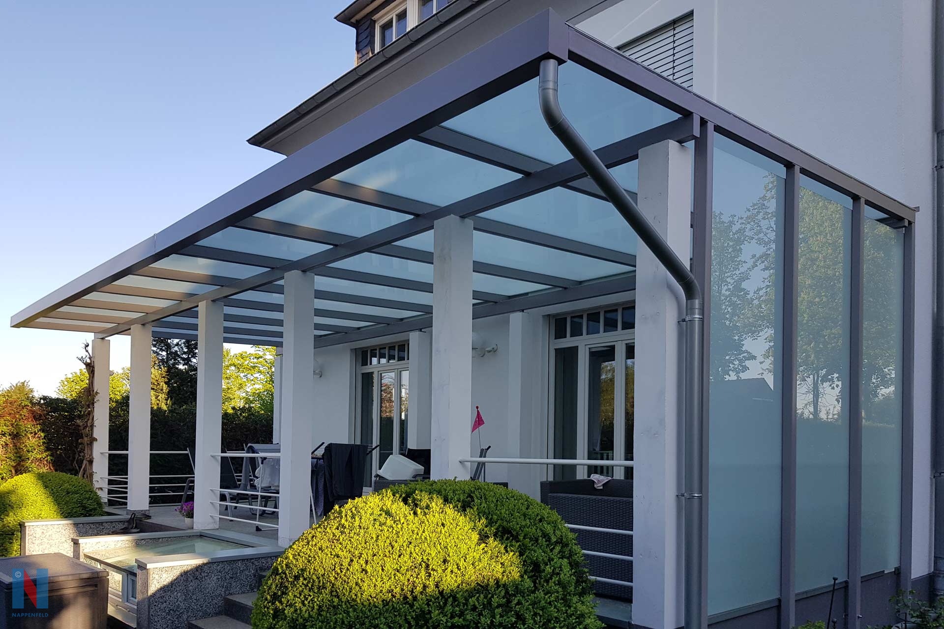 Großes Vordach in Ratingen, konzipiert und realisiert von der Edelstahlschlosserei Nappenfeld aus Mühlheim