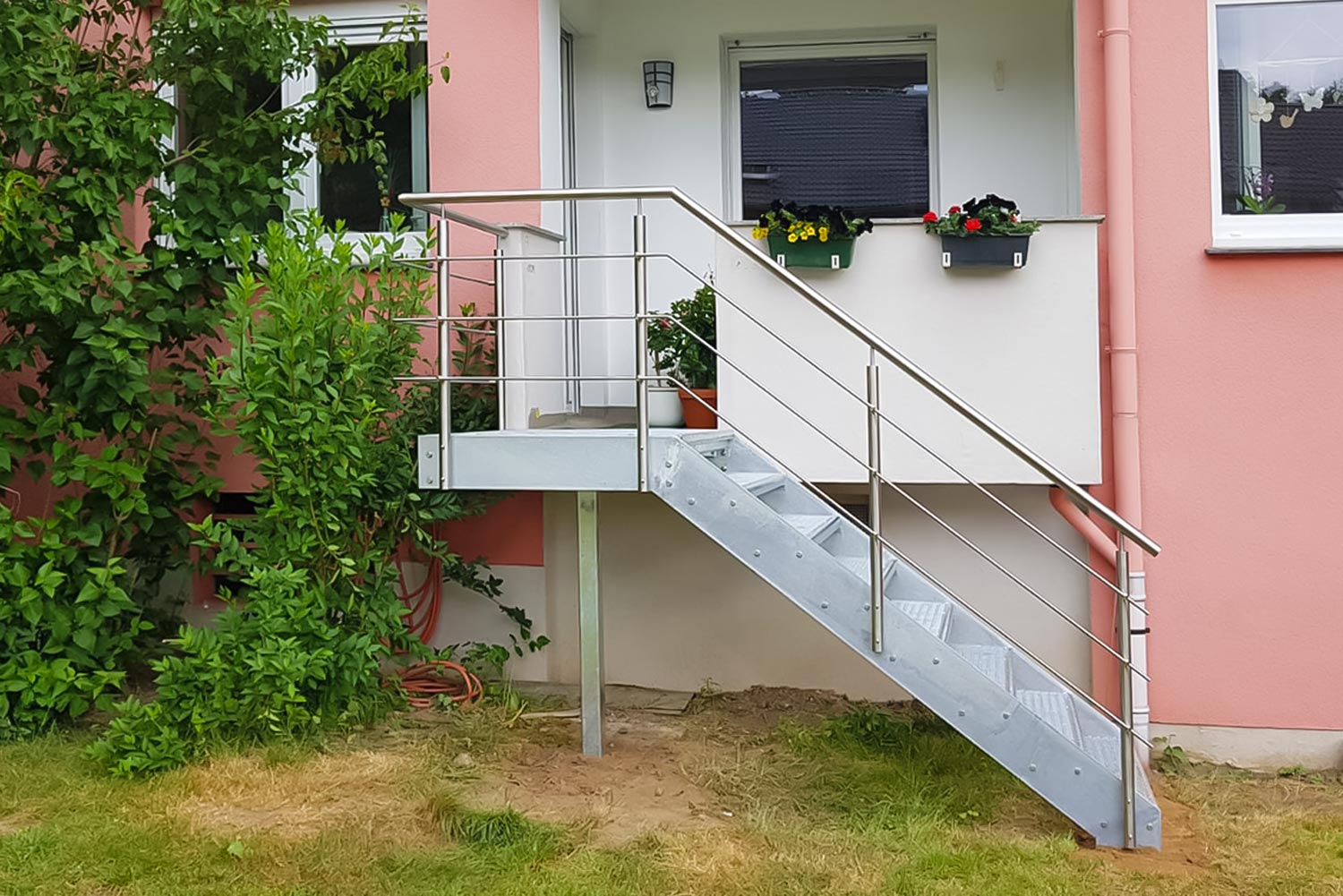 Verzinkte Außentreppe in Mühlheim, geplant und gebaut von der Edelstahlschlosserei Nappenfeld aus Mühlheim