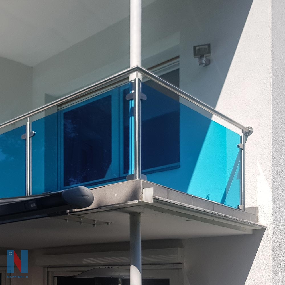 Balkon mit blauem Glas in Düsseldorf, geplant und umgesetzt von der Edelstahlschlosserei Nappenfeld aus Mülheim