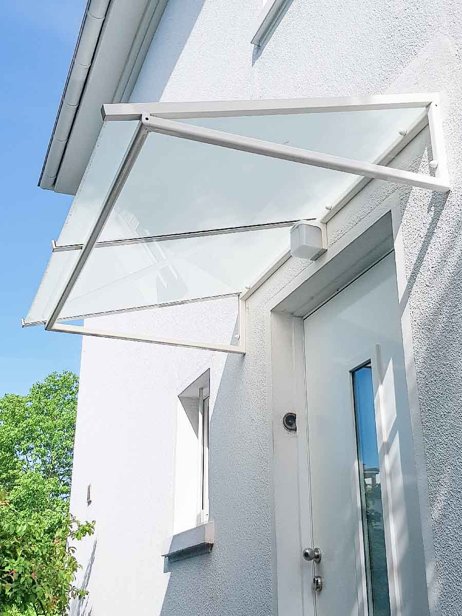 Vordach aus Stahl und Glas in Mühlheim, geplant und umgesetzt von der Edelstahlschlosserei Nappenfeld aus Mülheim