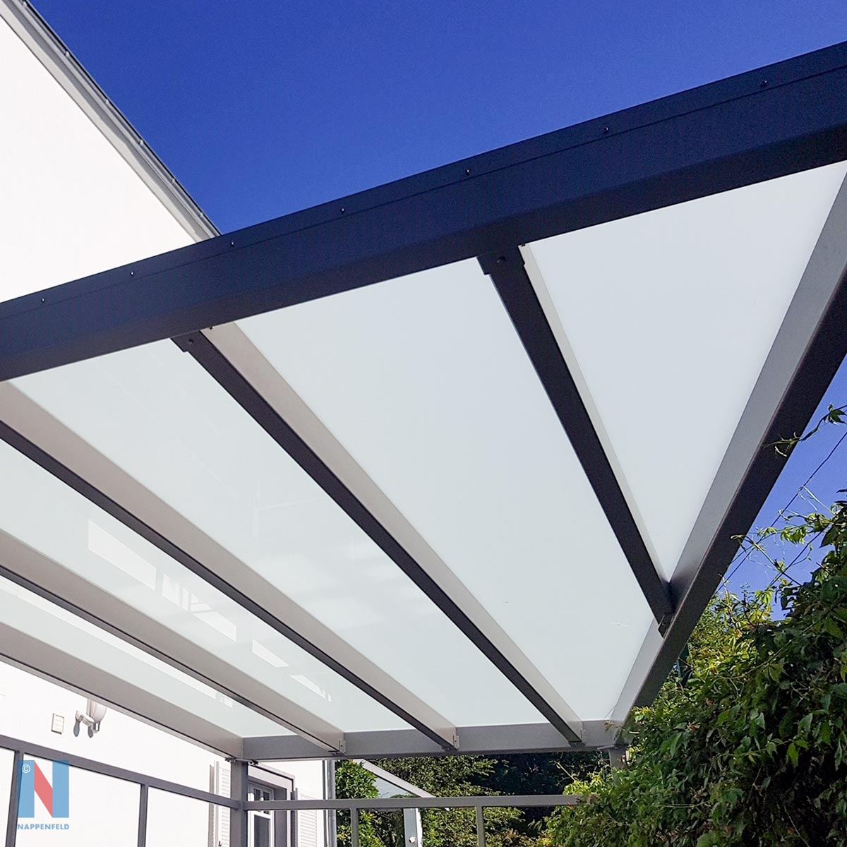 Sonderanfertigung Carport, geplant und umgesetzt von der Edelstahlschlosserei Nappenfeld aus Mülheim