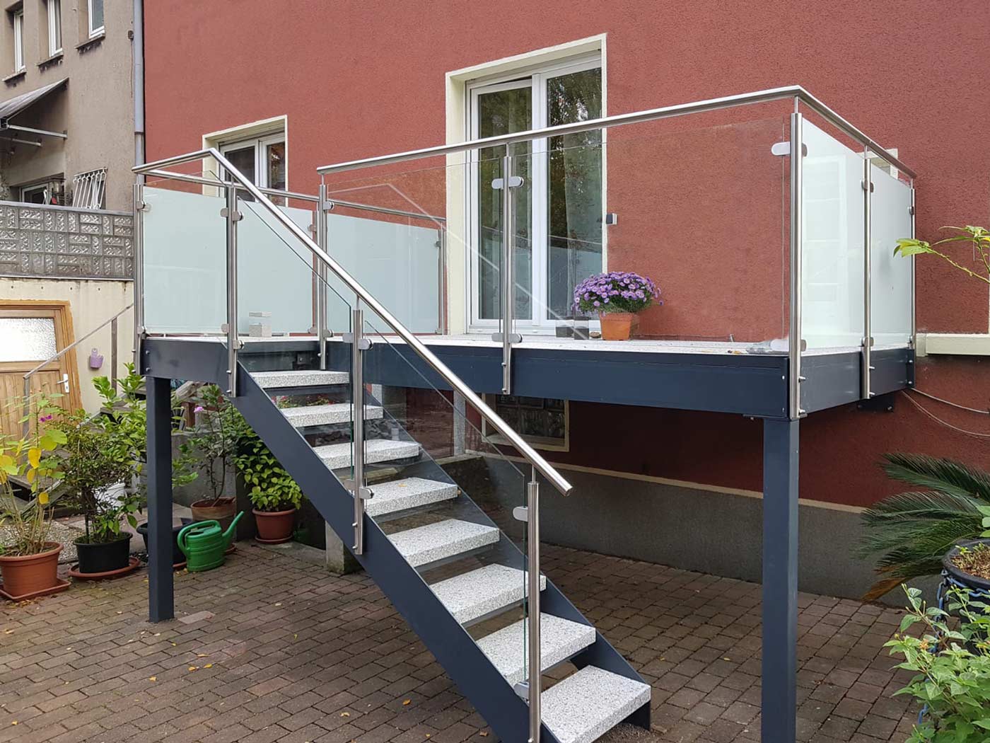 Balkon mit Treppe in Gelsenkirchen, geplant und umgesetzt von der Edelstahlschlosserei Nappenfeld aus Mülheim