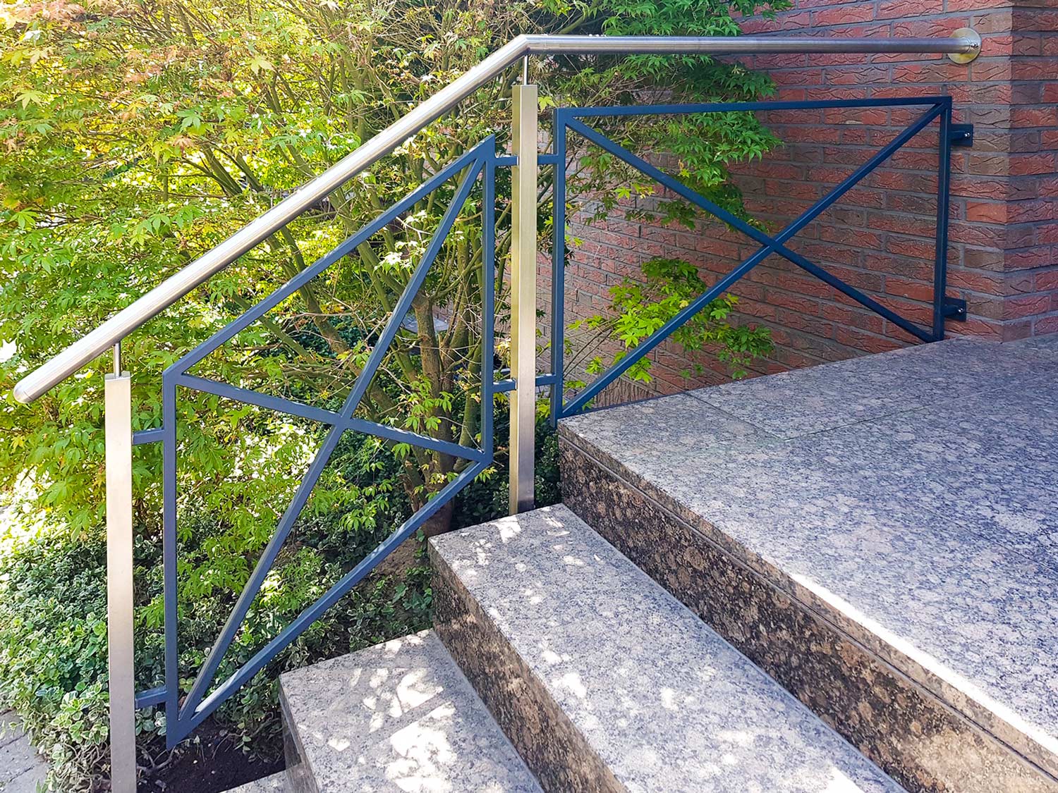 Treppengeländer aus Edelstahl in Duisburg, geplant und umgesetzt von der Edelstahlschlosserei Nappenfeld aus Mülheim