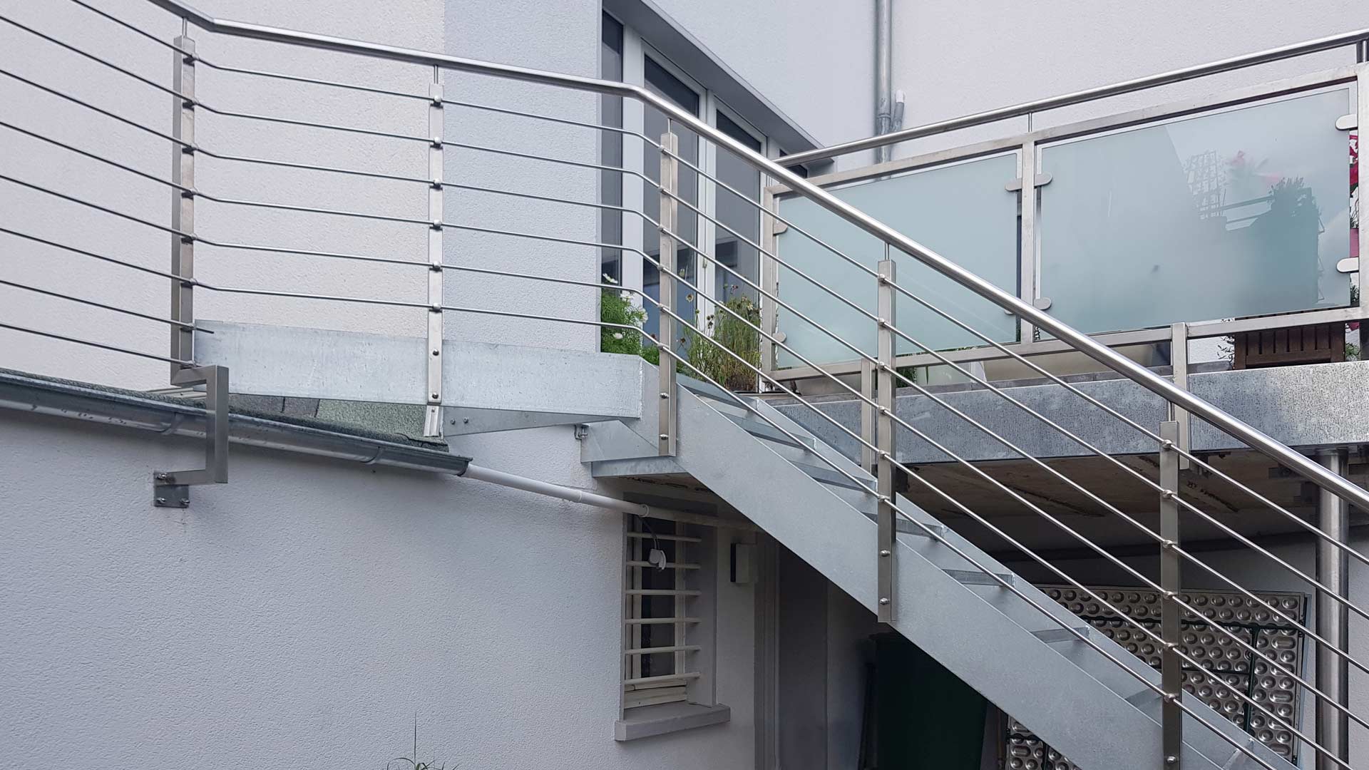 Außentreppe aus Stahl und Edelstahl in Essen, geplant und umgesetzt von der Edelstahlschlosserei Nappenfeld aus Mülheim