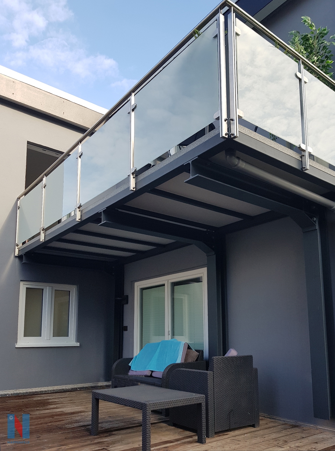 Raffinierter Balkon in Mühlheim, geplant und umgesetzt von der Edelstahlschlosserei Nappenfeld aus Mülheim