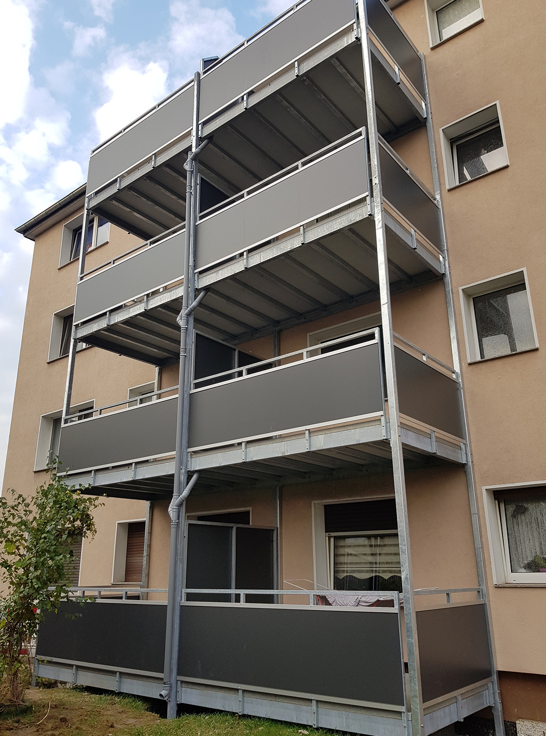 Balkone für Duisburger WEG, gebaut und umgesetzt von der Edelstahlschlosserei Nappenfeld aus Mülheim