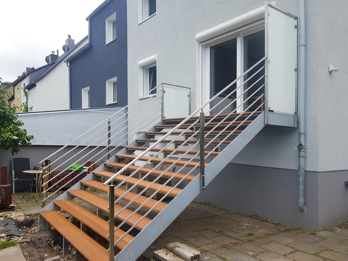 Treppenbau: outdoor in Duisburg, gebaut und umgesetzt von der Edelstahlschlosserei Nappenfeld aus Mülheim