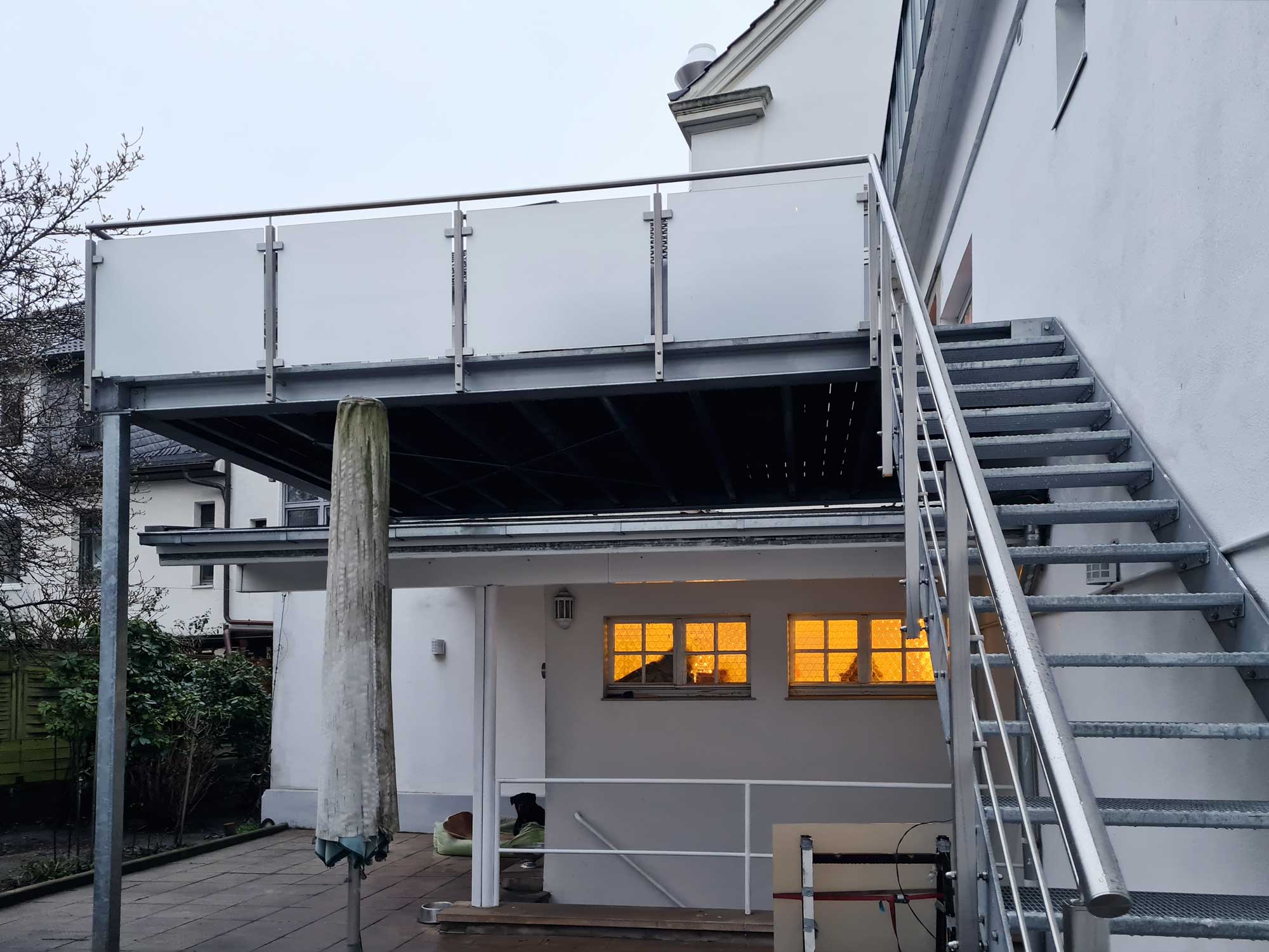 Anbau aus Stahl in Düsseldorf: Stahlkonstruktion mit Treppe, Edelstahlgeländer und Sicherheitsglas, gebaut und umgesetzt von der Edelstahlschlosserei Nappenfeld aus Mülheim