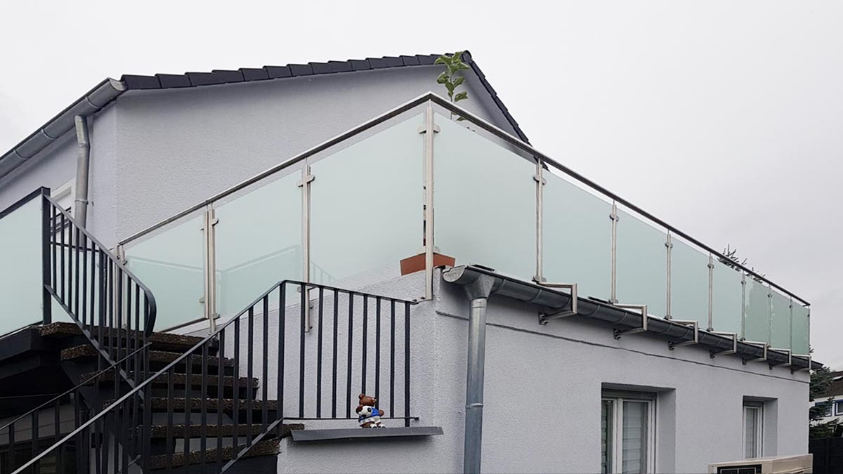 Balkongeländer in Duisburg, gebaut und umgesetzt von der Edelstahlschlosserei Nappenfeld aus Mülheim