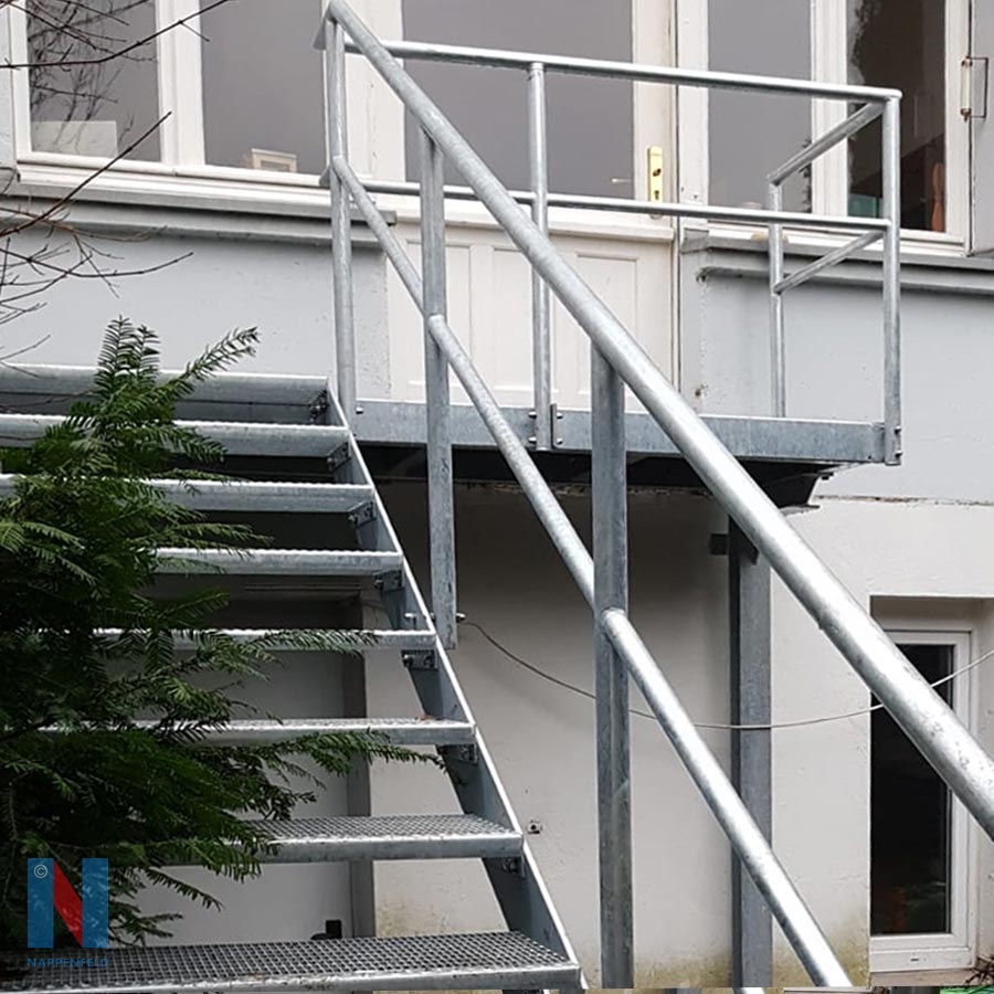 OUTDOOR Detailaufnahme von verzinkte Treppe in Mühlheim von der Edelstahlschlosserei Nappenfeld aus Mülheim, gebaut und umgesetzt