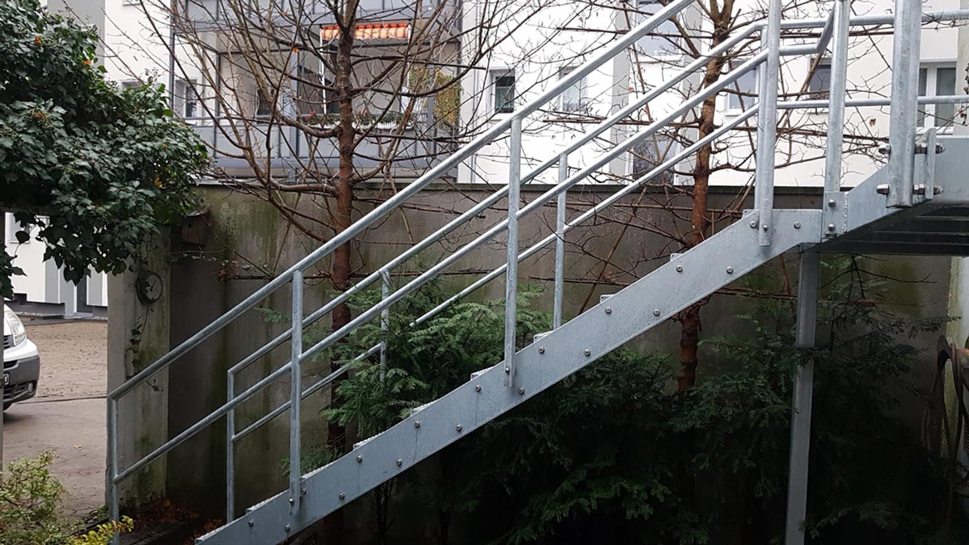 Verzinkte Treppe in Mühlheim von der Edelstahlschlosserei Nappenfeld aus Mülheim, gebaut und umgesetzt