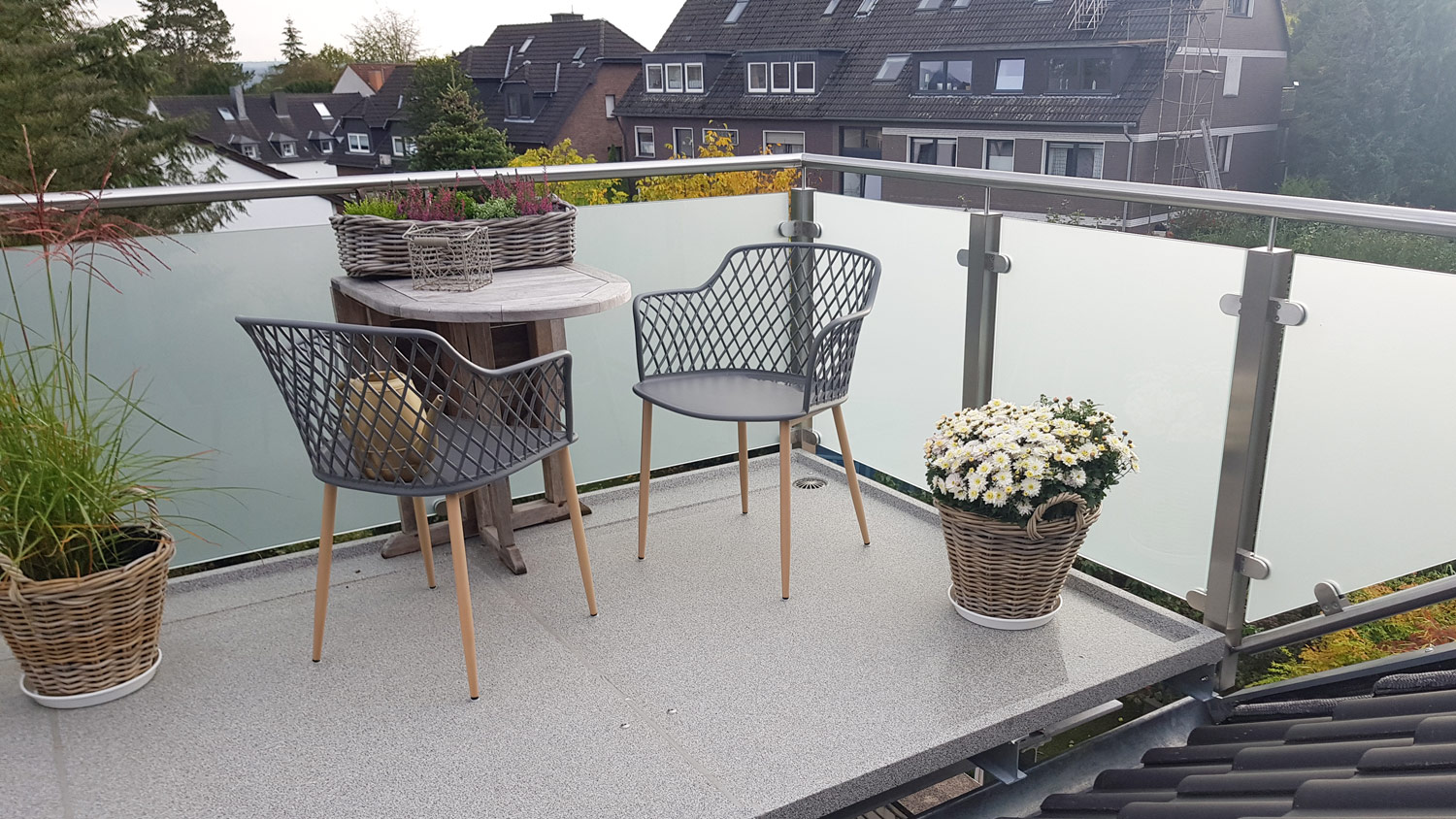 Über den Dächern von Essen: Balkon im Dachgeschoss, gebaut und umgesetzt von der Edelstahlschlosserei Nappenfeld aus Mülheim