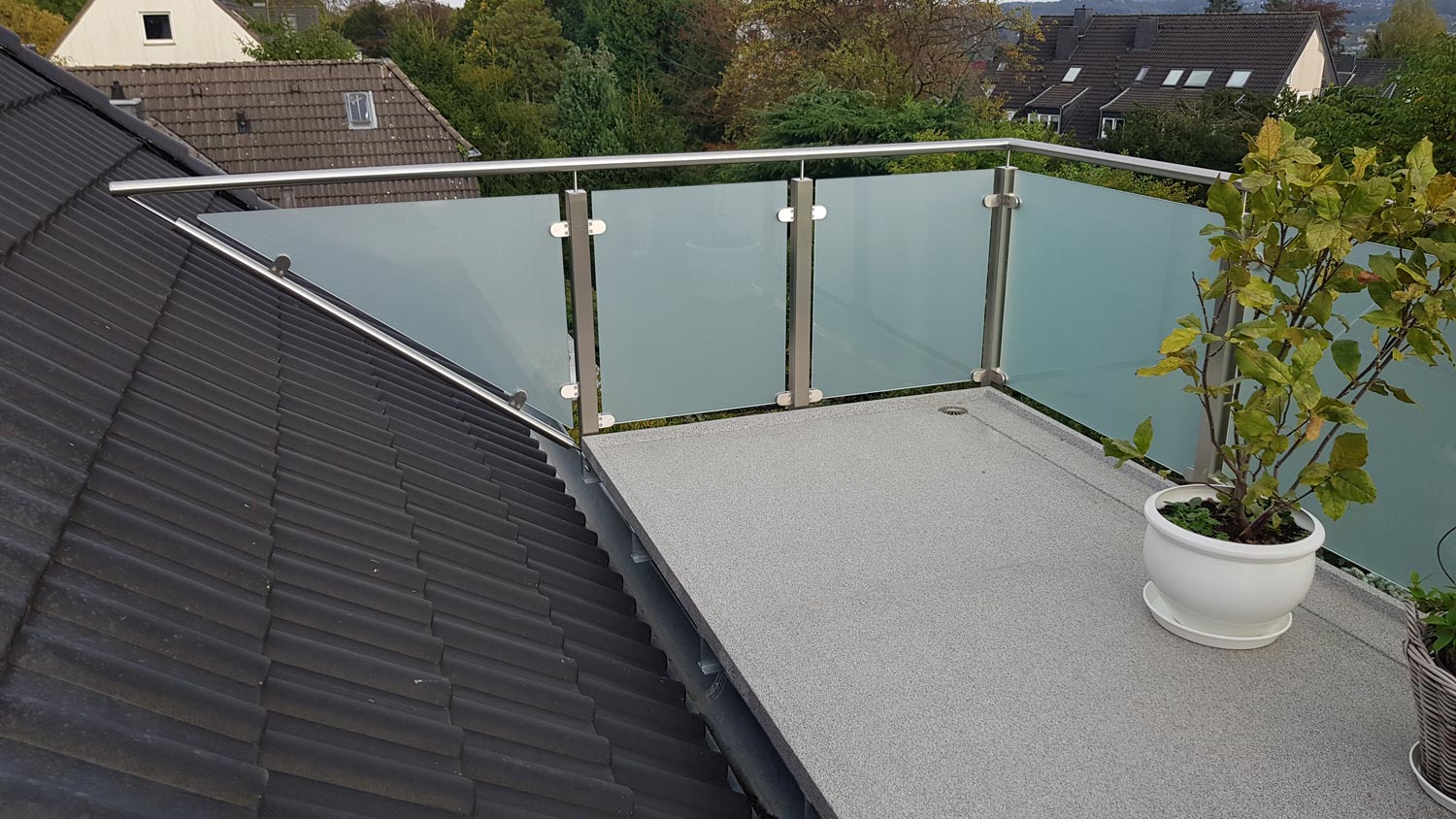 Über den Dächern von Essen: Balkon im Dachgeschoss, gebaut und umgesetzt von der Edelstahlschlosserei Nappenfeld aus Mülheim