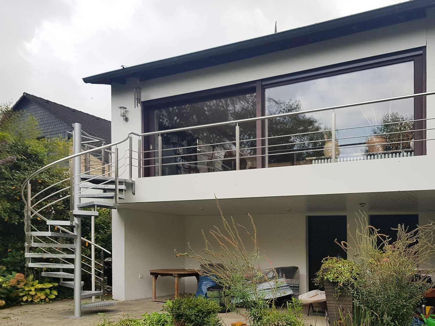 Spindeltreppe in Heiligenhaus, gebaut und umgesetzt von der Edelstahlschlosserei Nappenfeld aus Mülheim