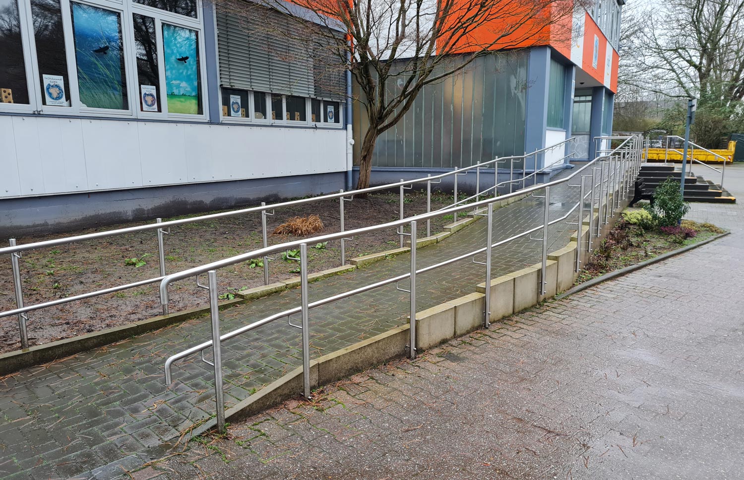 25 Meter Edelstahlgeländer in Essen, gebaut und umgesetzt von der Edelstahlschlosserei Nappenfeld aus Mülheim