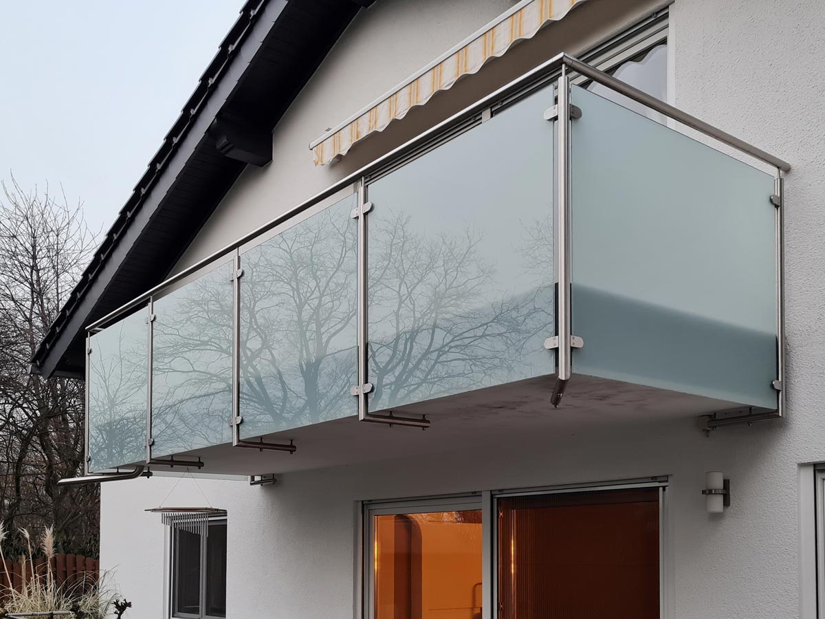 Neues Balkongeländer in Mülheim, gebaut und umgesetzt von der Edelstahlschlosserei Nappenfeld aus Mülheim