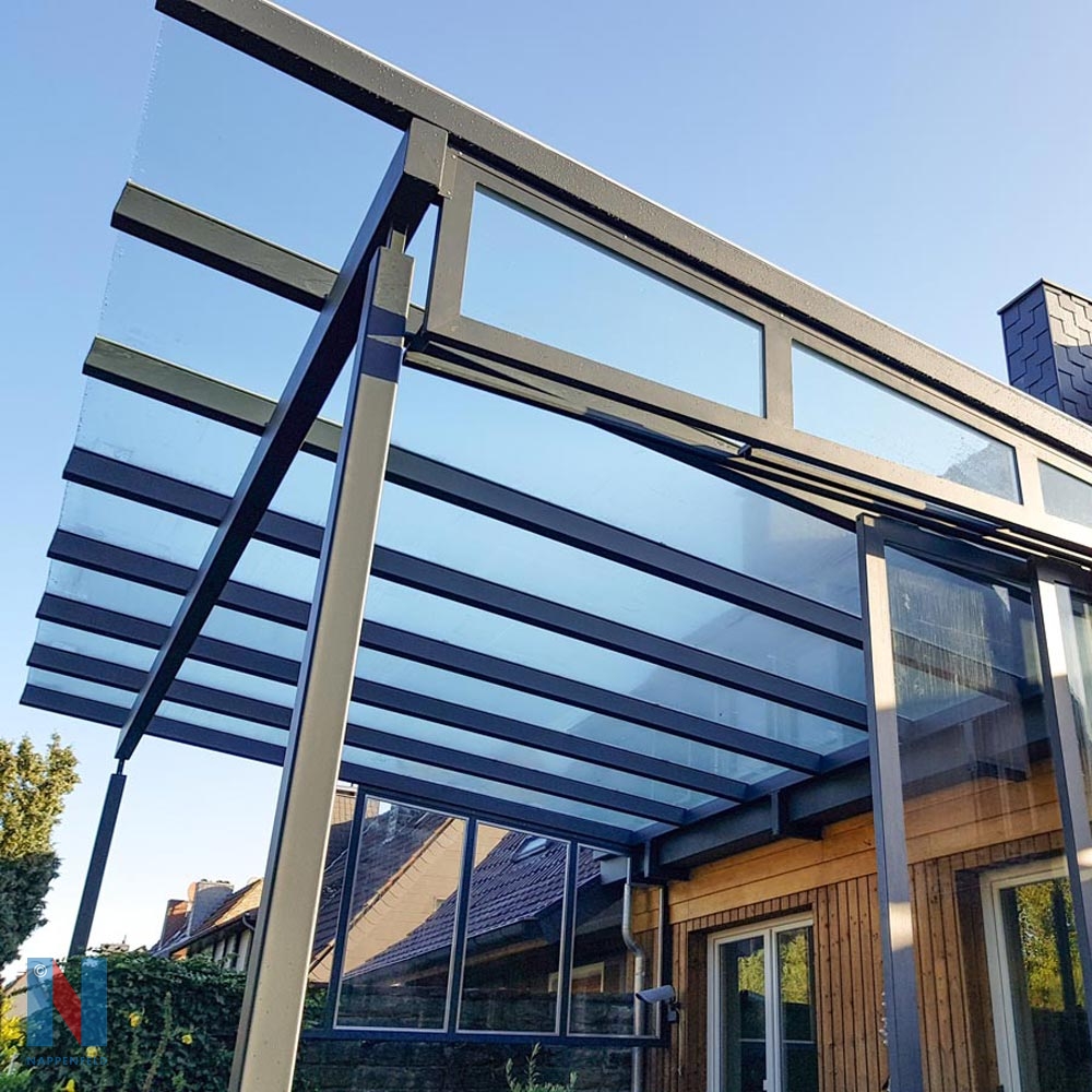 Pulverbeschichtetes Vordach mit Glas in Mettmann, gebaut und umgesetzt von der Edelstahlschlosserei Nappenfeld aus Mülheim