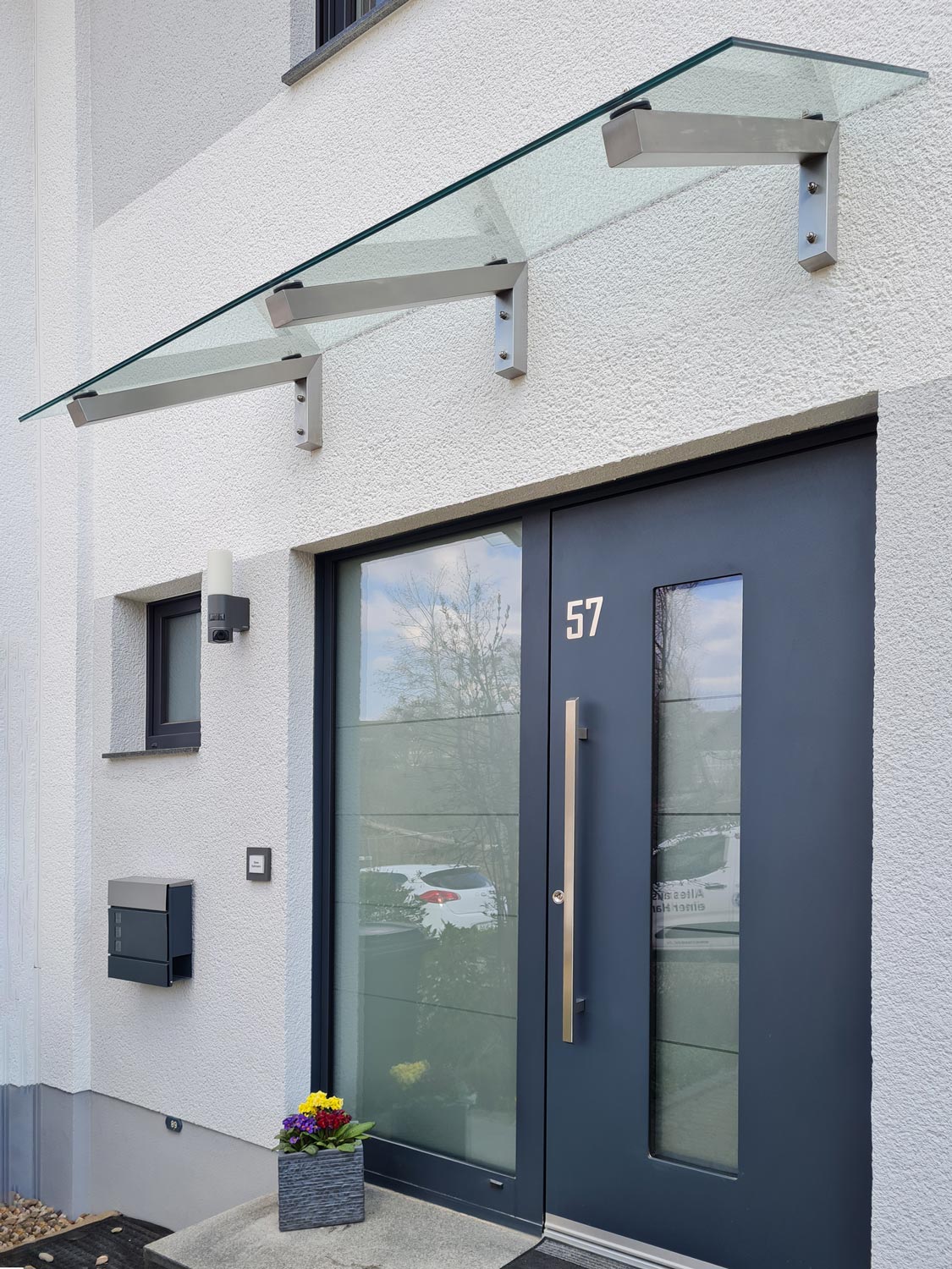 Vordach aus Edelstahl & Glas in Essen, gebaut und umgesetzt von der Edelstahlschlosserei Nappenfeld aus Mülheim