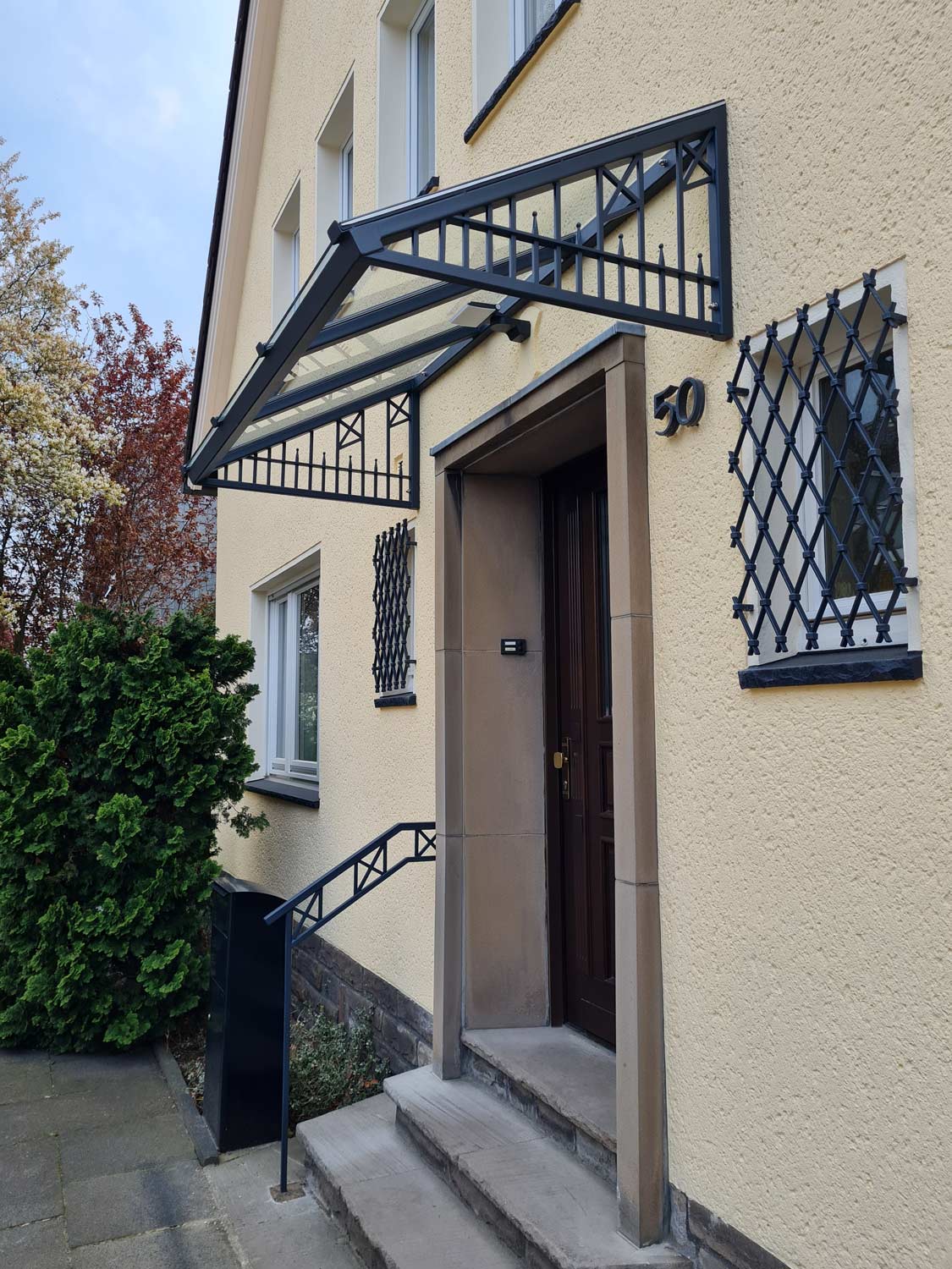 Vordachbau in Mülheim von der Edelstahlschlosserei Nappenfeld aus Mülheim, gebaut und umgesetzt