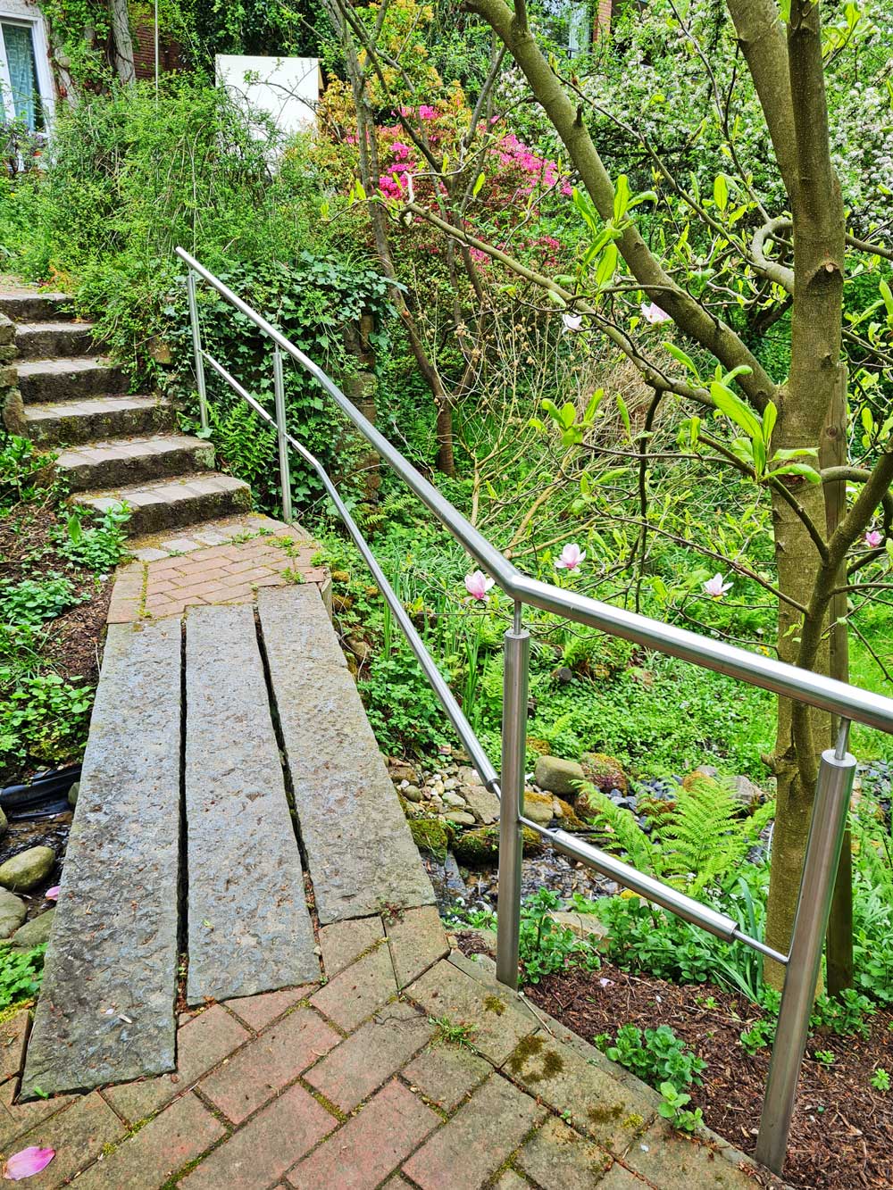 Edelstahlgeländer für eine Gartenbrücke von der Edelstahlschlosserei Nappenfeld aus Mühlheim hergestellt