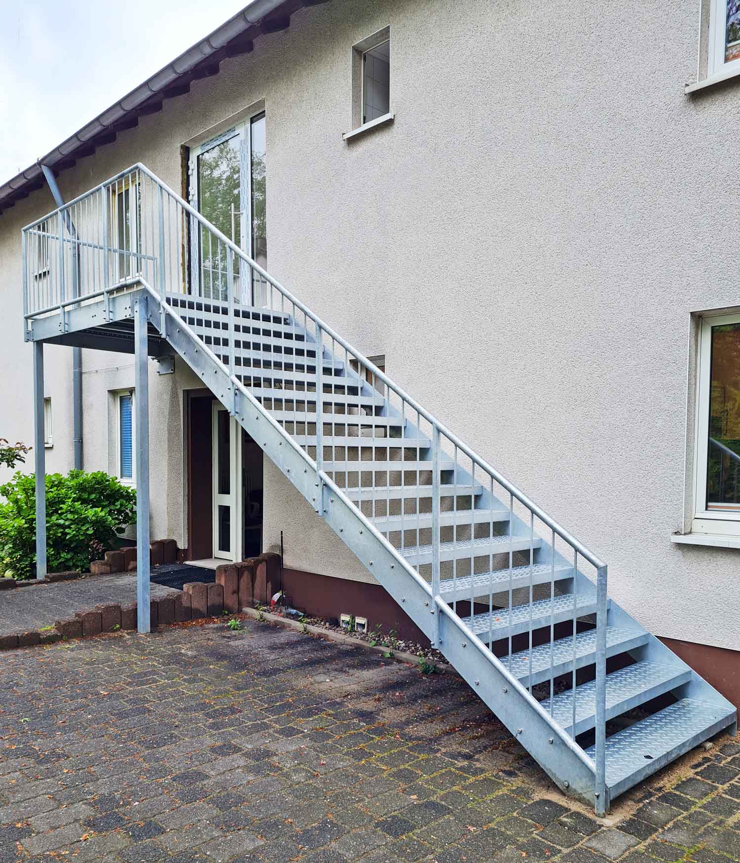 Zweiter Fluchtweg durch neue Treppe, gebaut von der Edelstahlschlosserei Nappenfeld aus Mühlheim
