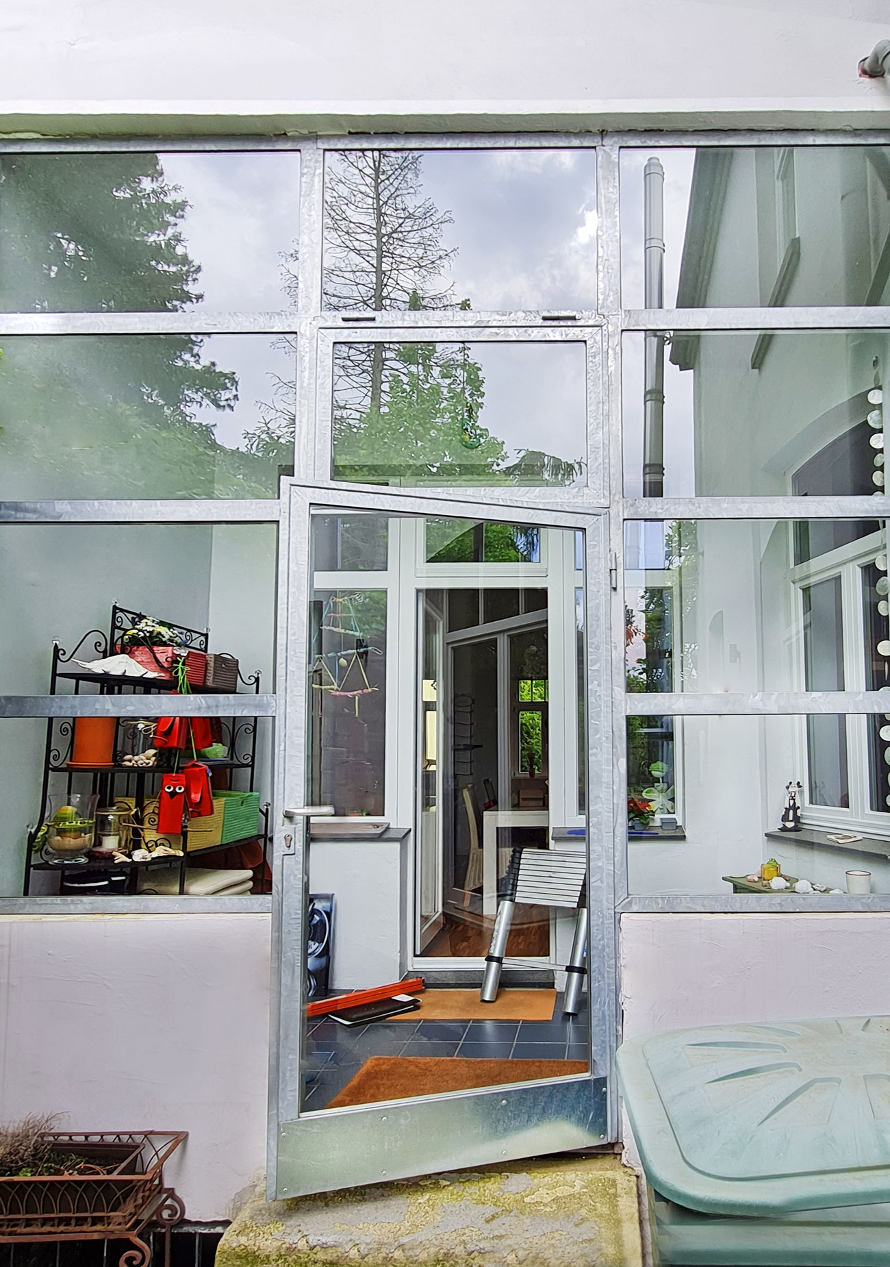 Mehrteilige Fenster-Tür-Anlage in den Balkon eingearbeitet und gebaut von der Edelstahlschlosserei Nappenfeld aus Mühlheim