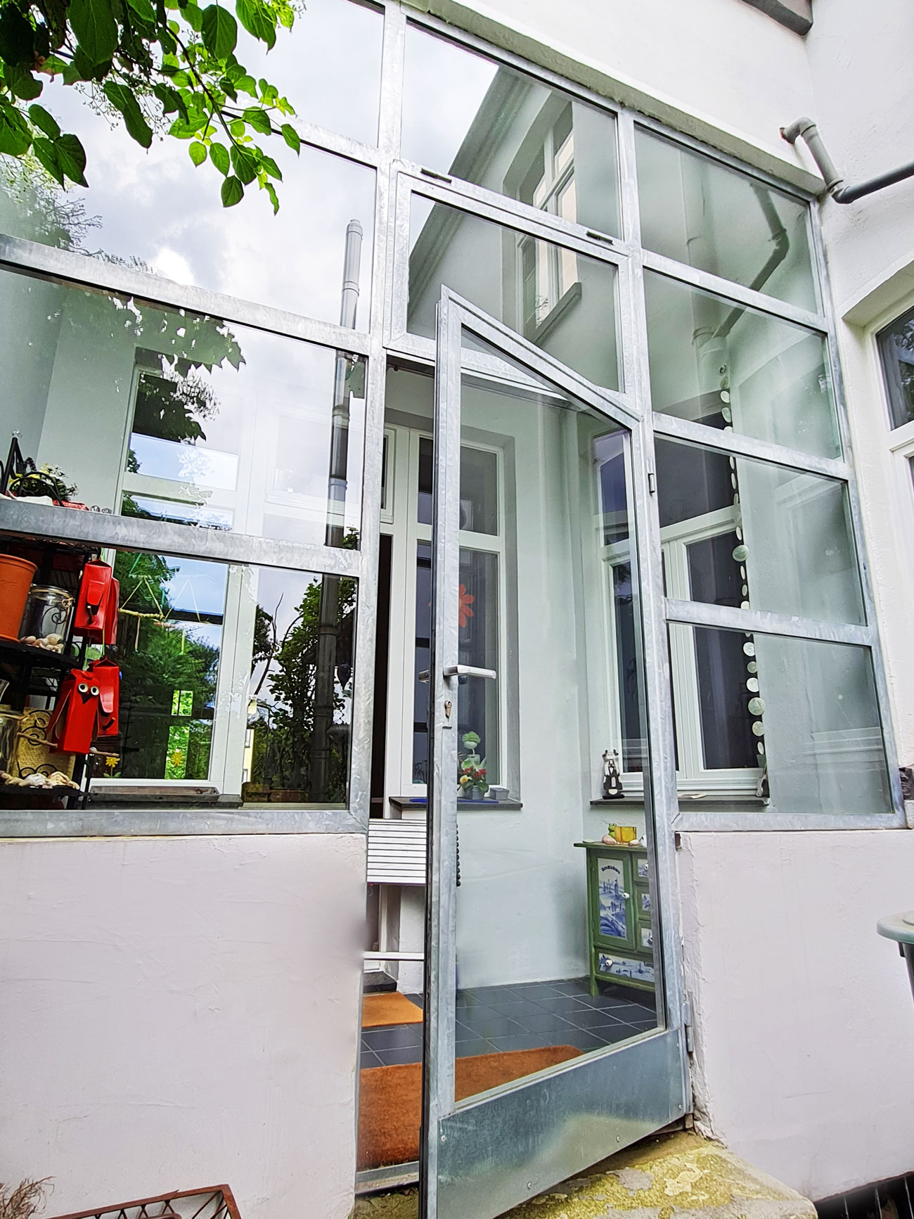 Mehrteilige Fenster-Tür-Anlage in den Balkon eingearbeitet und gebaut von der Edelstahlschlosserei Nappenfeld aus Mühlheim