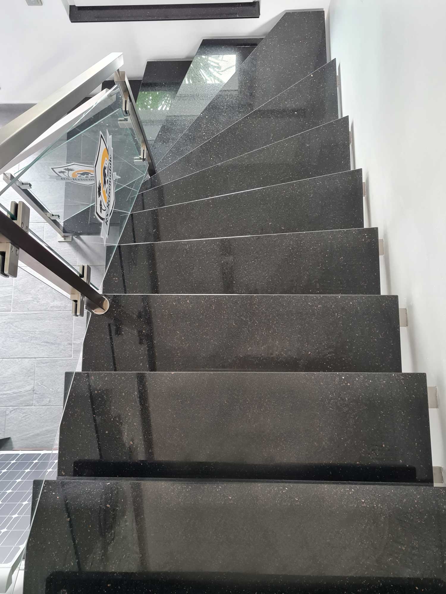 Eine tragende granit Treppe mit Edelstahl Geländer und Glas in Mühlheim, gestaltet und gebaut von der Edelstahlschlosserei Nappenfeld