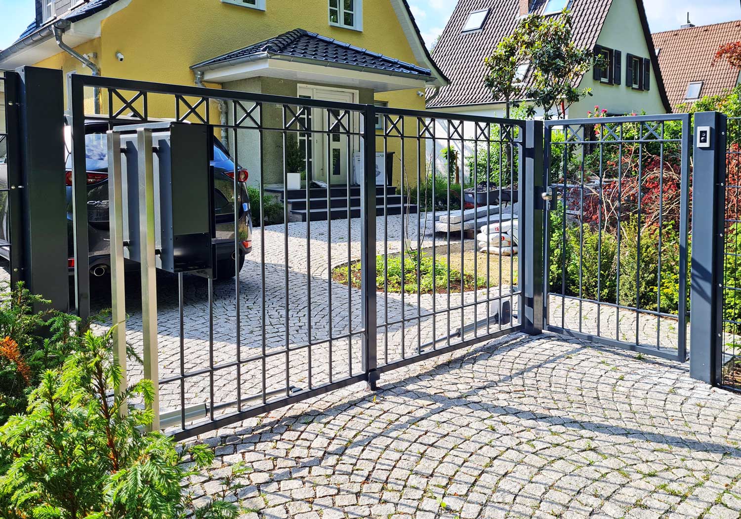 In Mühlheim hat die Edelstahlschlosserei Nappenfeld eine Toranlage mit eingebauter Sprechanlage, für ein Einfamilienhaus geplant und gebaut