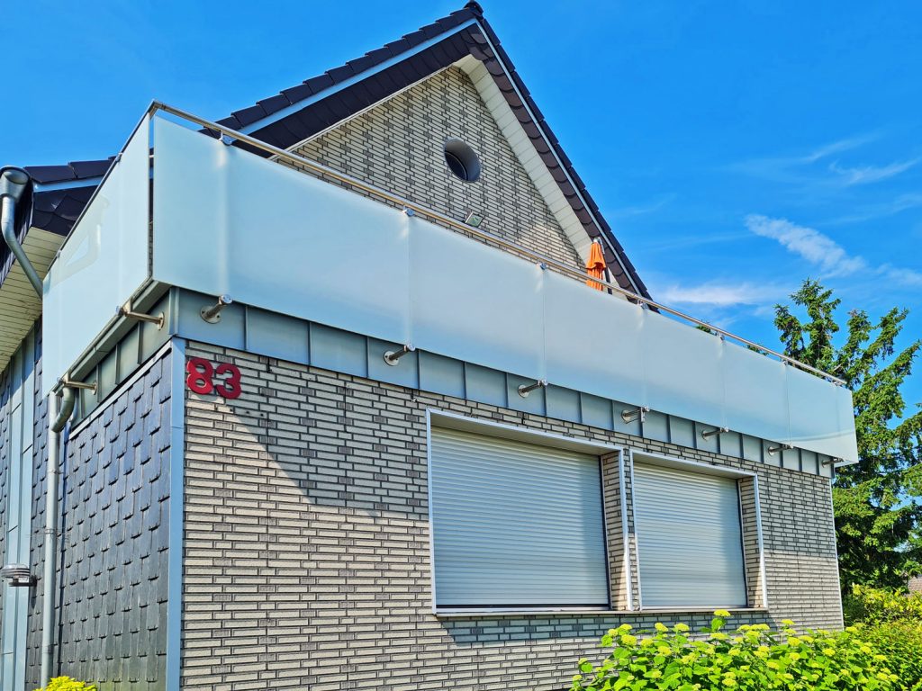 Für ein Mehrfamilienhaus stellte Edelstahlexperte Nappenfeld insgesamt sechs Trennwände her. Die Trennwände sind pulverbeschichtet und bestehen aus mattiertem Glas