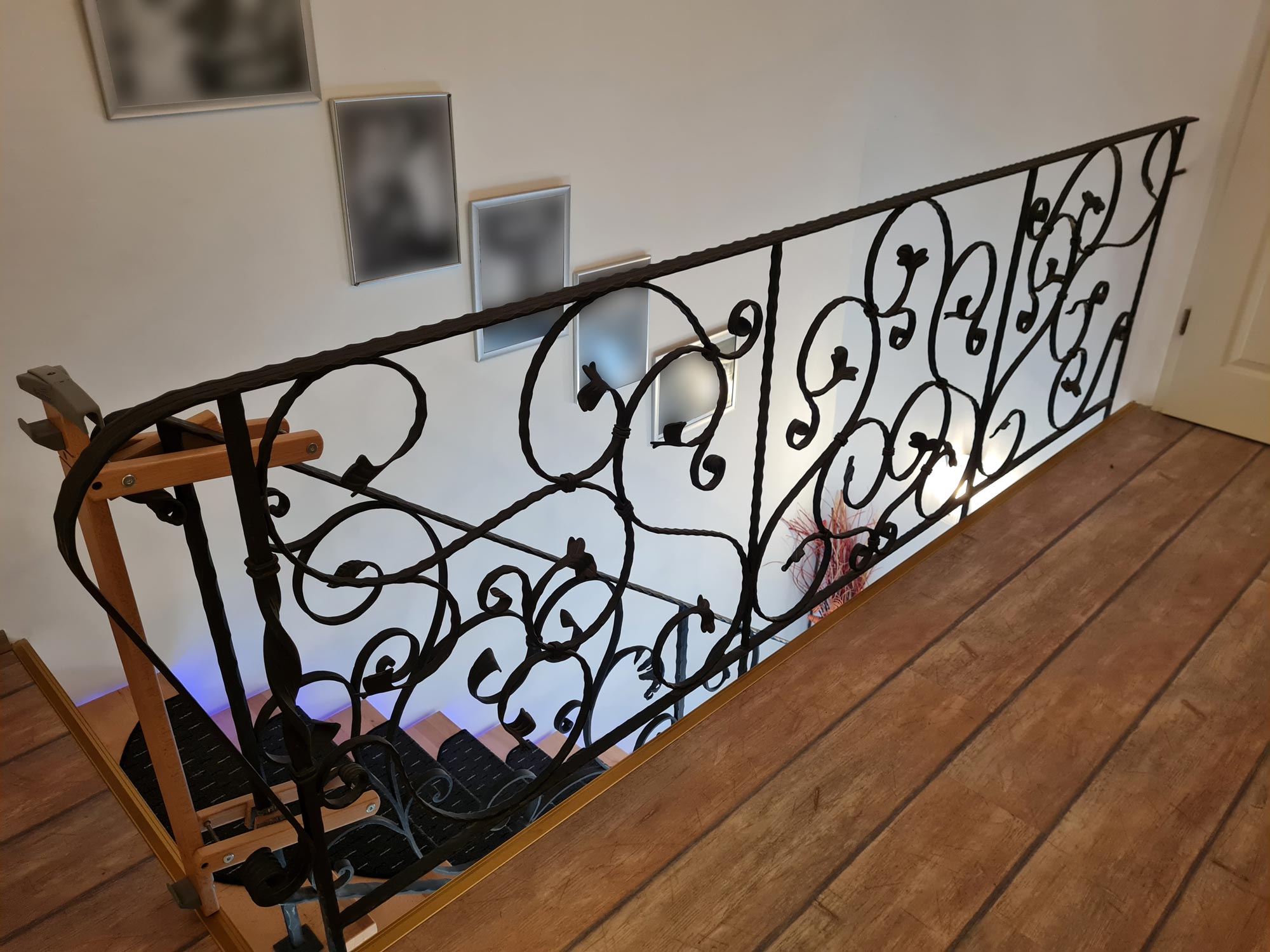 Detailaufnahme eines kunstvollen Treppengeländers in Mülheim, gebaut und umgesetzt von der Edelstahlschlosserei Nappenfeld aus Mülheim