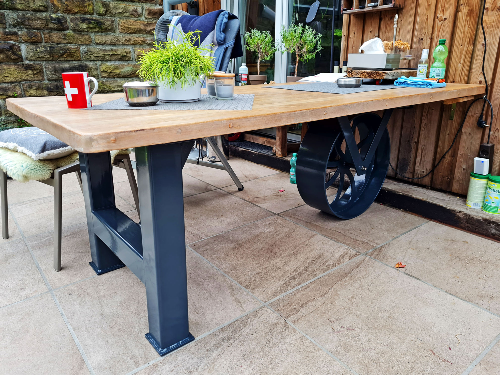 Tisch in Form einer Schubkarre, umgesetzt von der Edelstahlschlosserei Nappenfeld aus Mühlheim
