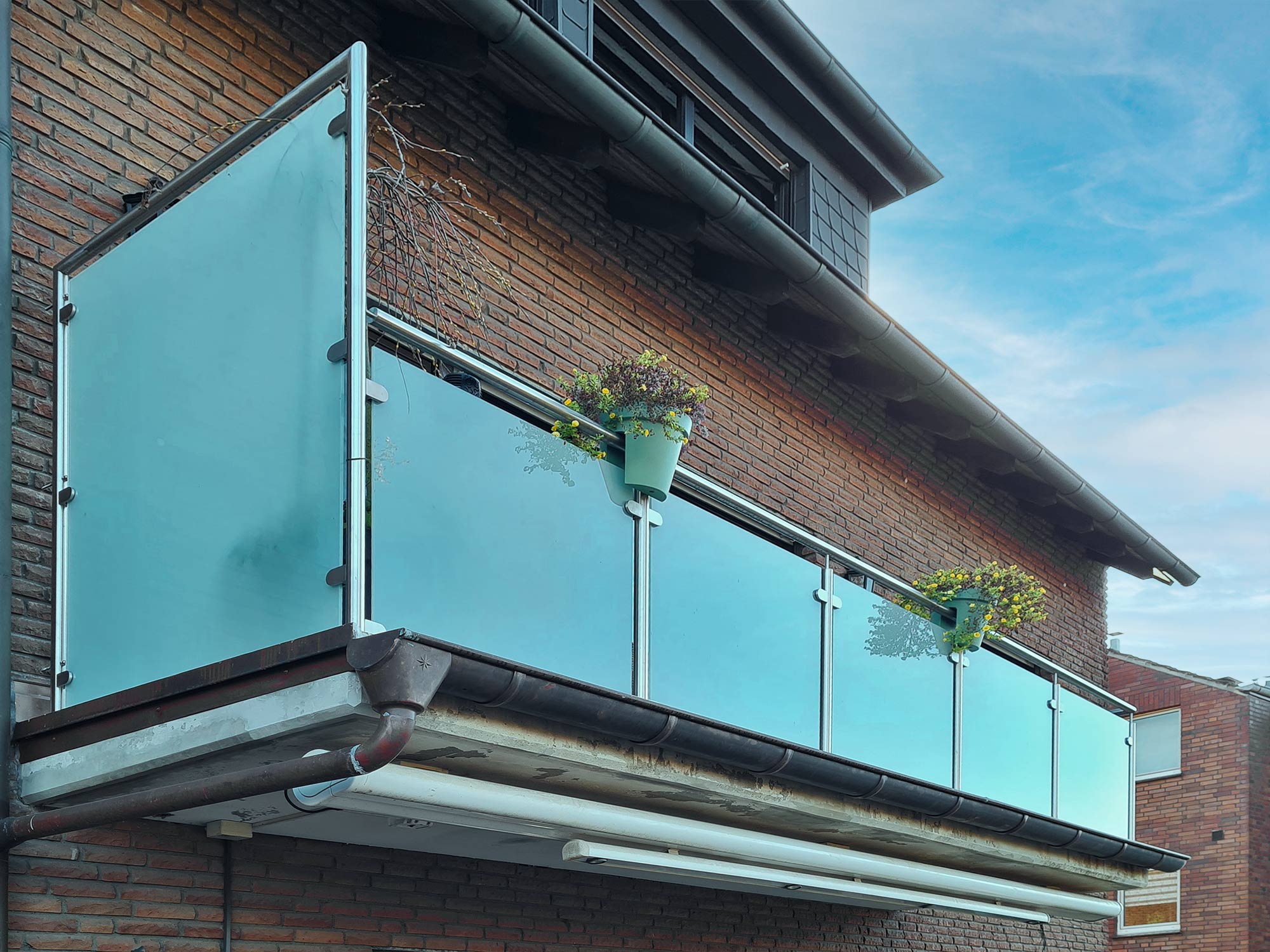 Balkonbauer Nappenfeld fertigt Edelstahlkonstruktion an und montiert, sechs Balkonscheiben sowie eine Trennwand aus Milchglas in Oberhausen
