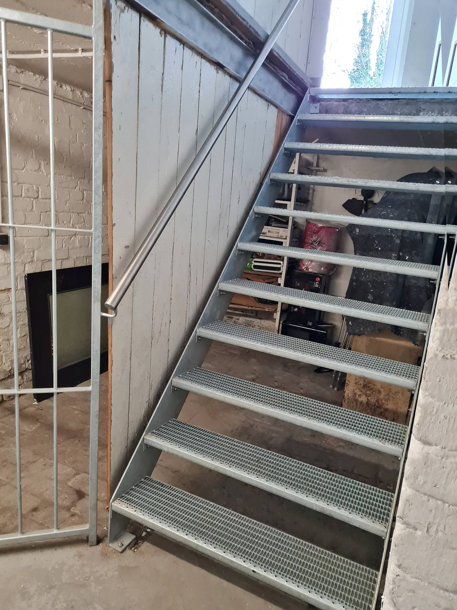 Edelstahlschlosserei Nappenfeld montiert verzinkte Kellertreppe in Mühlheim